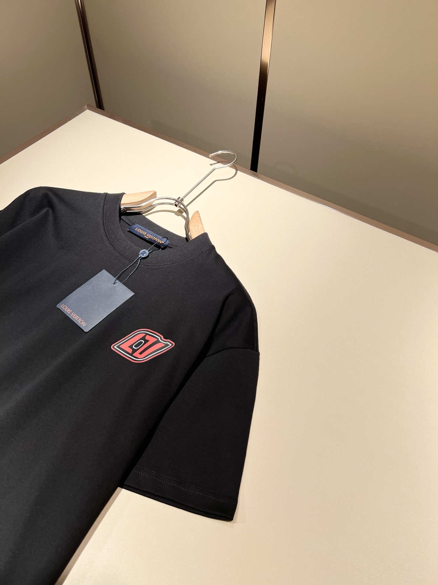   LouisVuitt*路易*登 2025春夏全新系列单品上线，非常时髦前卫的一款男女同款短袖T恤，标