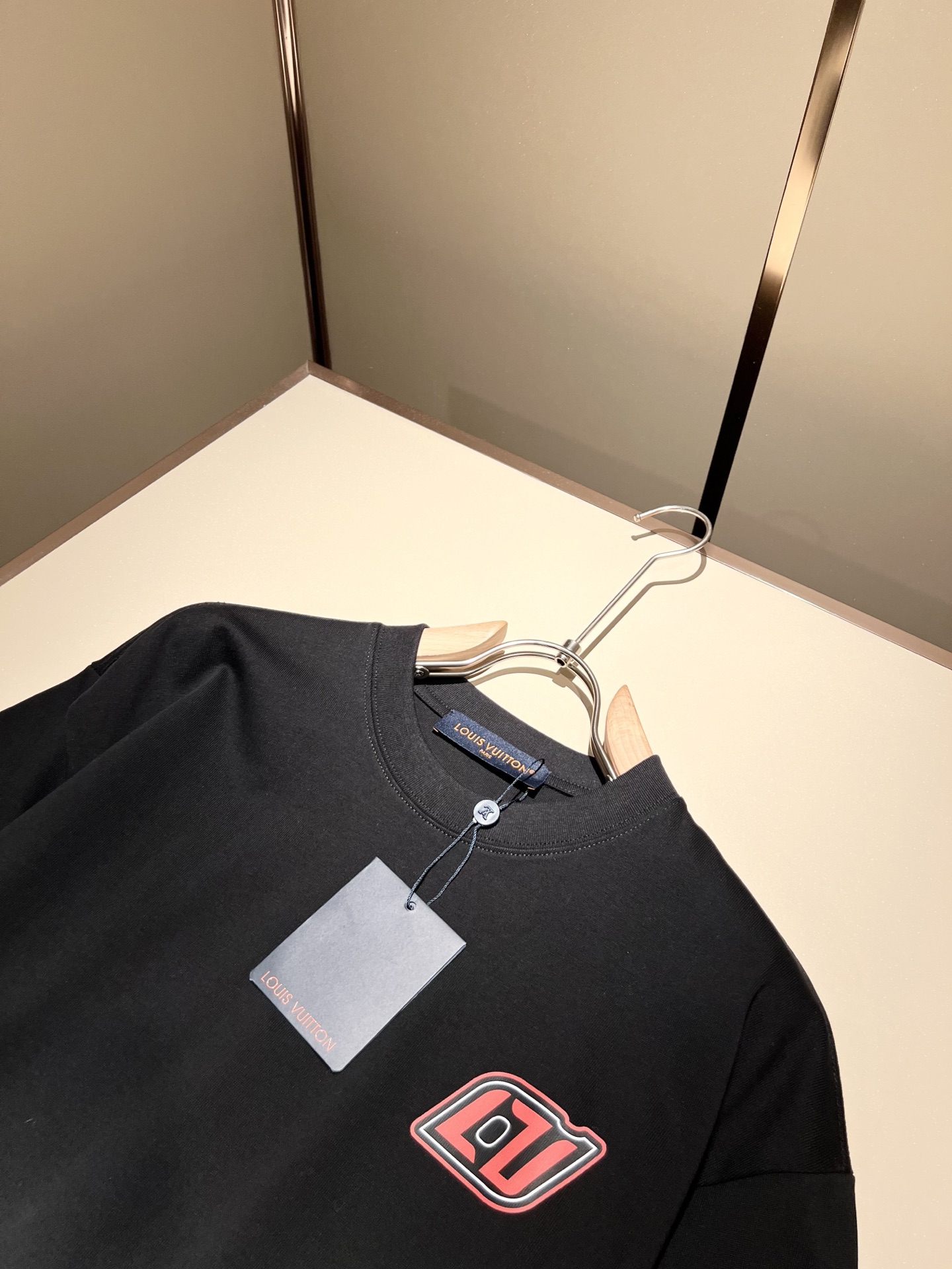   LouisVuitt*路易*登 2025春夏全新系列单品上线，非常时髦前卫的一款男女同款短袖T恤，标