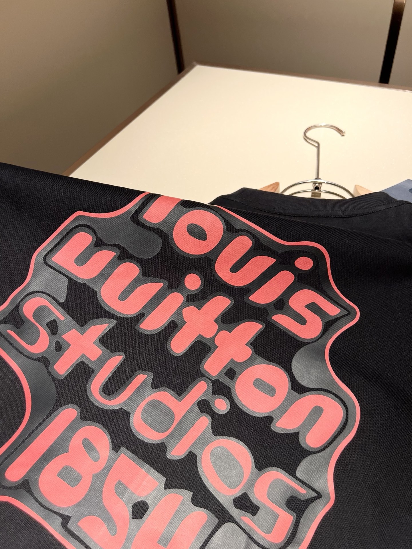   LouisVuitt*路易*登 2025春夏全新系列单品上线，非常时髦前卫的一款男女同款短袖T恤，标