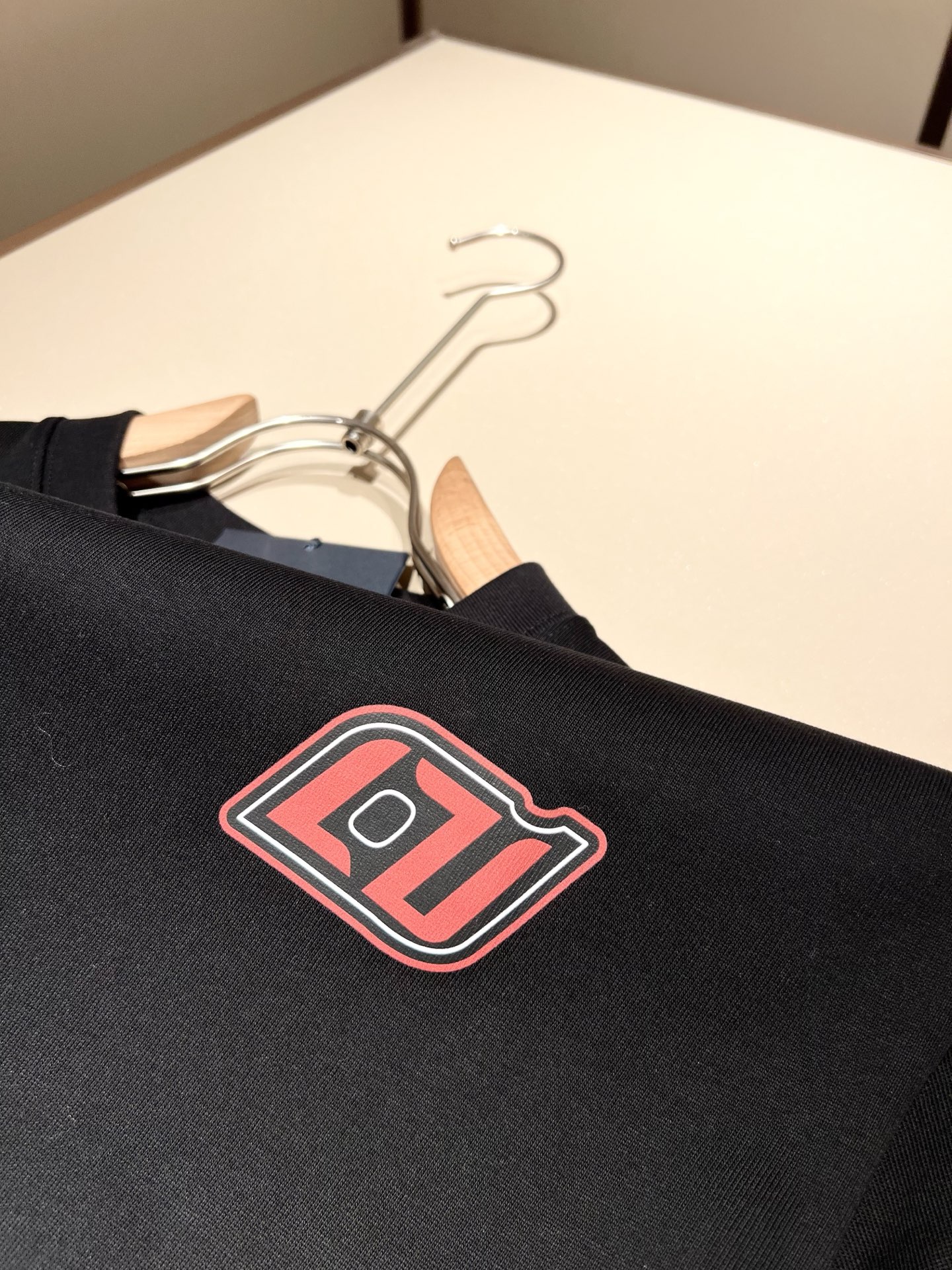   LouisVuitt*路易*登 2025春夏全新系列单品上线，非常时髦前卫的一款男女同款短袖T恤，标