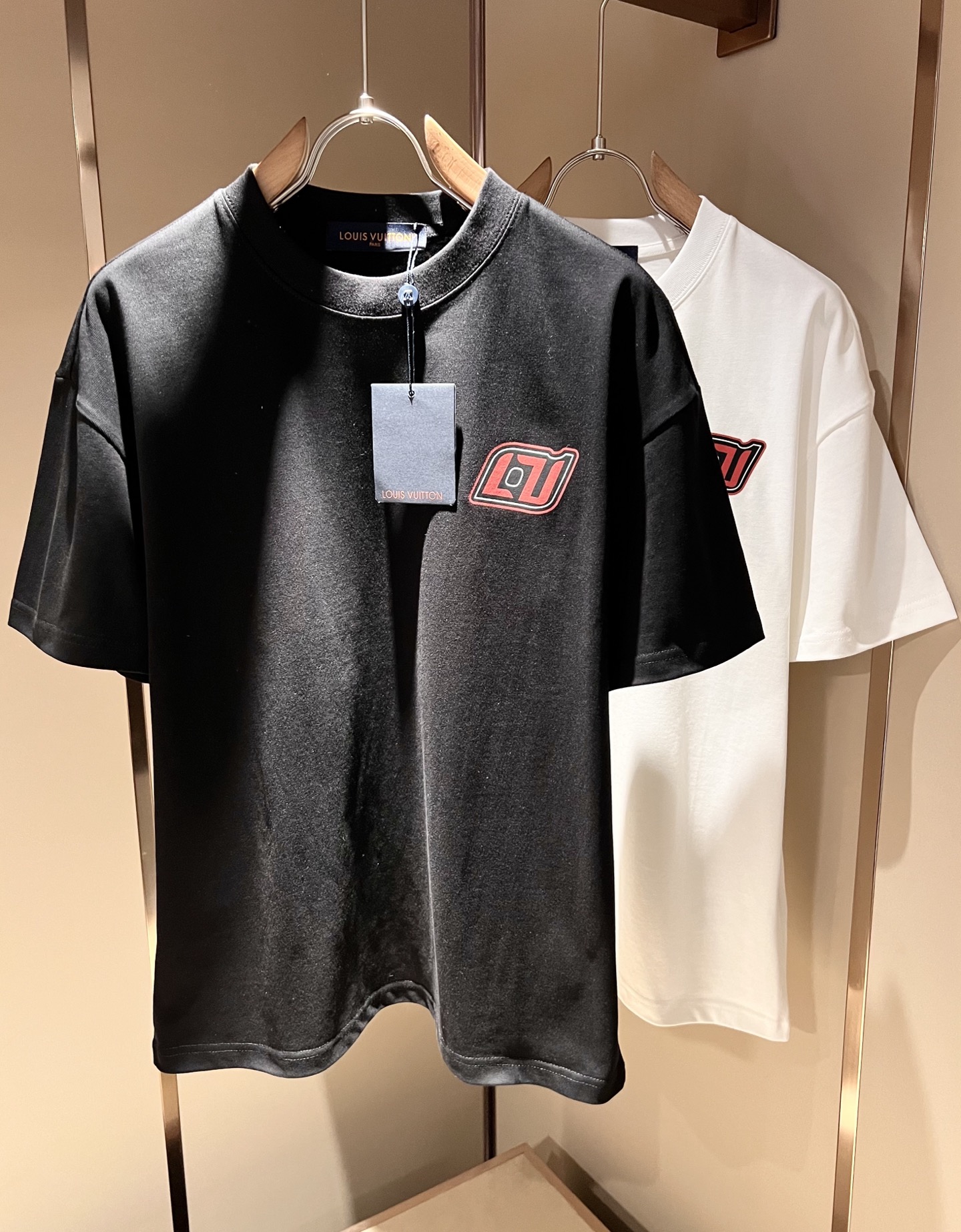 NO:513325,LouisVuitt*Louis*Deng The new series of spring and summer 2025 products are launched, a very fashionable and avant-garde short-sleeved T-shirt for men and women, with logo logo pattern and printing decoration!  Different from the past, it declares the design concept that has been passed down for many years in the brand!  Its eye-catchingness is no less than any classic style, perfectly presenting the fashionable, high-end and luxurious feeling in front of the world!  Made of imported cotton materials, selected high-quality pure cotton fabrics, soft and soft to the touch, the real thing is definitely beyond your imagination, close to the body and breathable, even if you sweat profusely, you will not feel greasy or stuffy, and will bring sweating and moisture absorption to the extreme!  Size M-3XL, louis vuitton,louis vuitton,t-shirt,tees,t-shirt,alexander wang19860909LouisVuitt*路易*登 2025春夏全新系列单品上线,非常时髦前卫的一款男女同款短袖T恤,标识logo图案印花修饰！区别于以往的不同,宣示品牌传承多年的设计理念！其吸睛度完全不亚于任何经典款式,将时髦高级感与奢华感完美呈现在世人眼前！客供进口全棉材质制成,精选优质纯棉面料,触感软糯亲肤细腻,实物到手绝对超乎你的想象,贴身无比舒适透气,即便是汗流浃背也不会有腻身及闷热感可言,将排汗吸湿性发挥到了极致！尺码M-3XL,,louis vuitton,louis vuitton,T-shirt,tees，t-shirt,alexander wang,Men's clothing