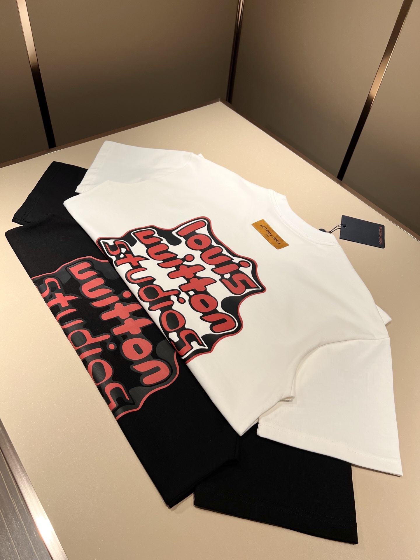   LouisVuitt*路易*登 2025春夏全新系列单品上线，非常时髦前卫的一款男女同款短袖T恤，标