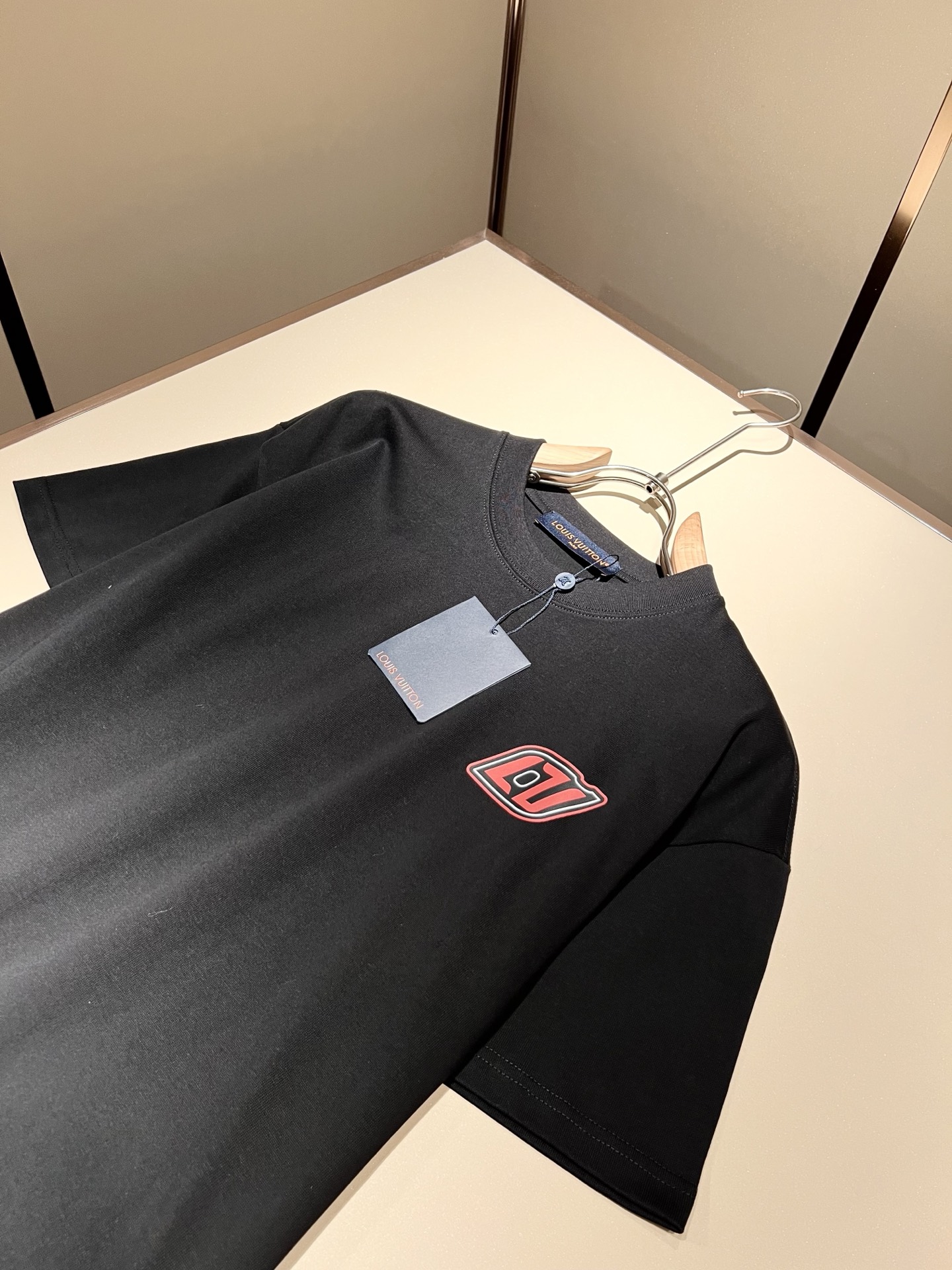   LouisVuitt*路易*登 2025春夏全新系列单品上线，非常时髦前卫的一款男女同款短袖T恤，标