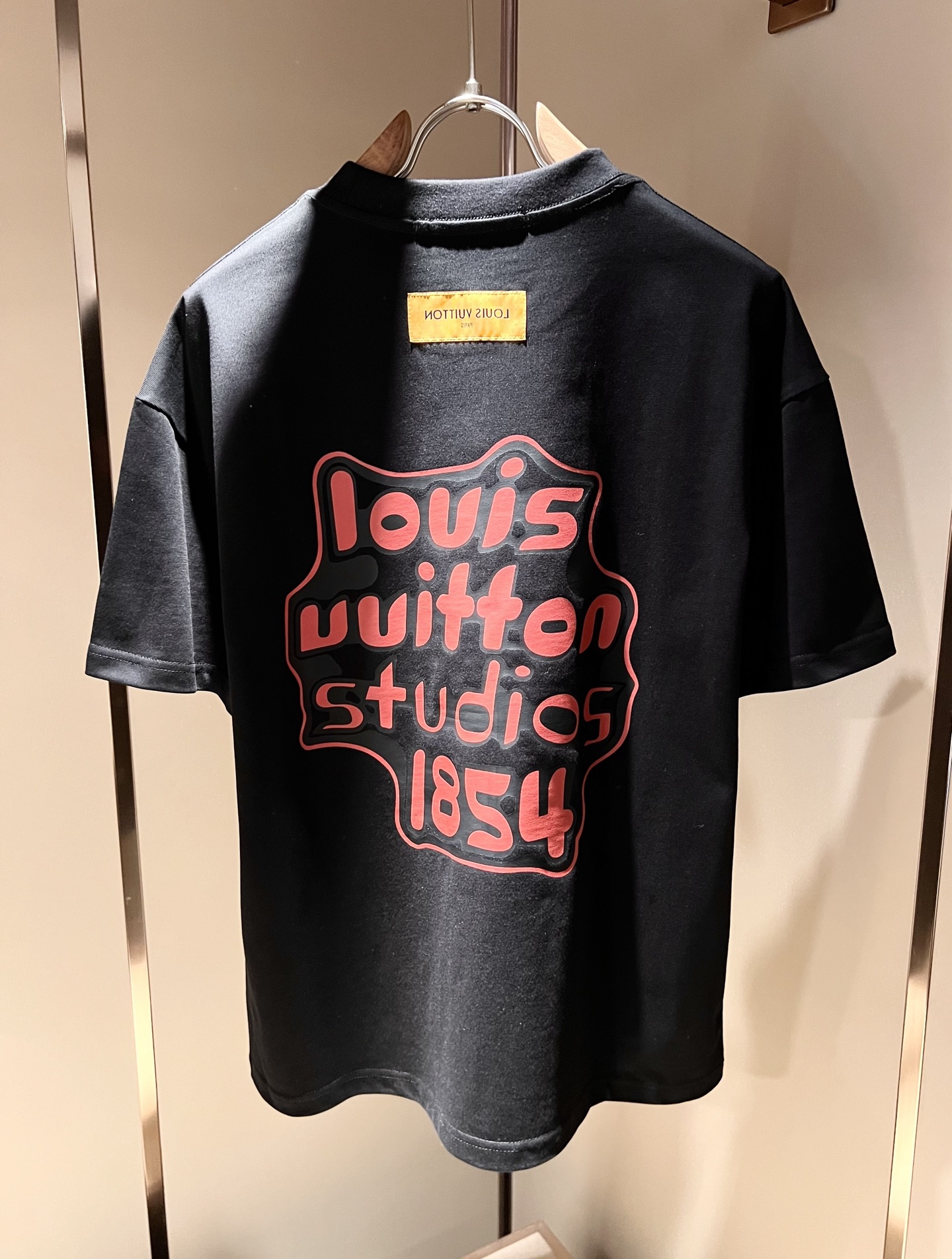   LouisVuitt*路易*登 2025春夏全新系列单品上线，非常时髦前卫的一款男女同款短袖T恤，标