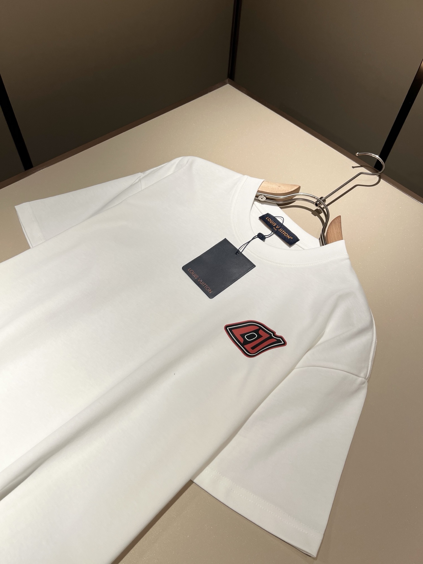   LouisVuitt*路易*登 2025春夏全新系列单品上线，非常时髦前卫的一款男女同款短袖T恤，标