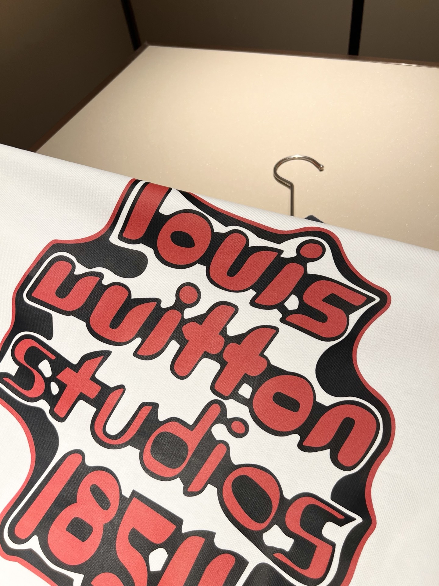   LouisVuitt*路易*登 2025春夏全新系列单品上线，非常时髦前卫的一款男女同款短袖T恤，标