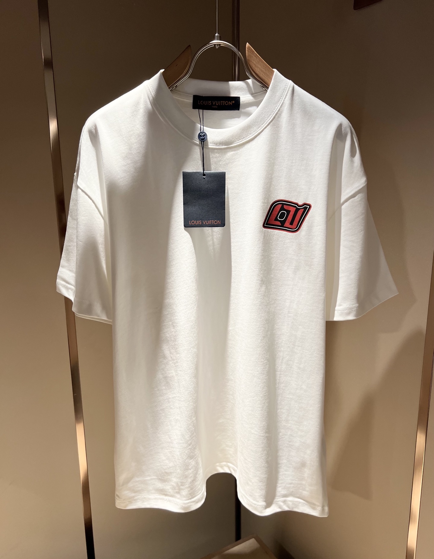   LouisVuitt*路易*登 2025春夏全新系列单品上线，非常时髦前卫的一款男女同款短袖T恤，标