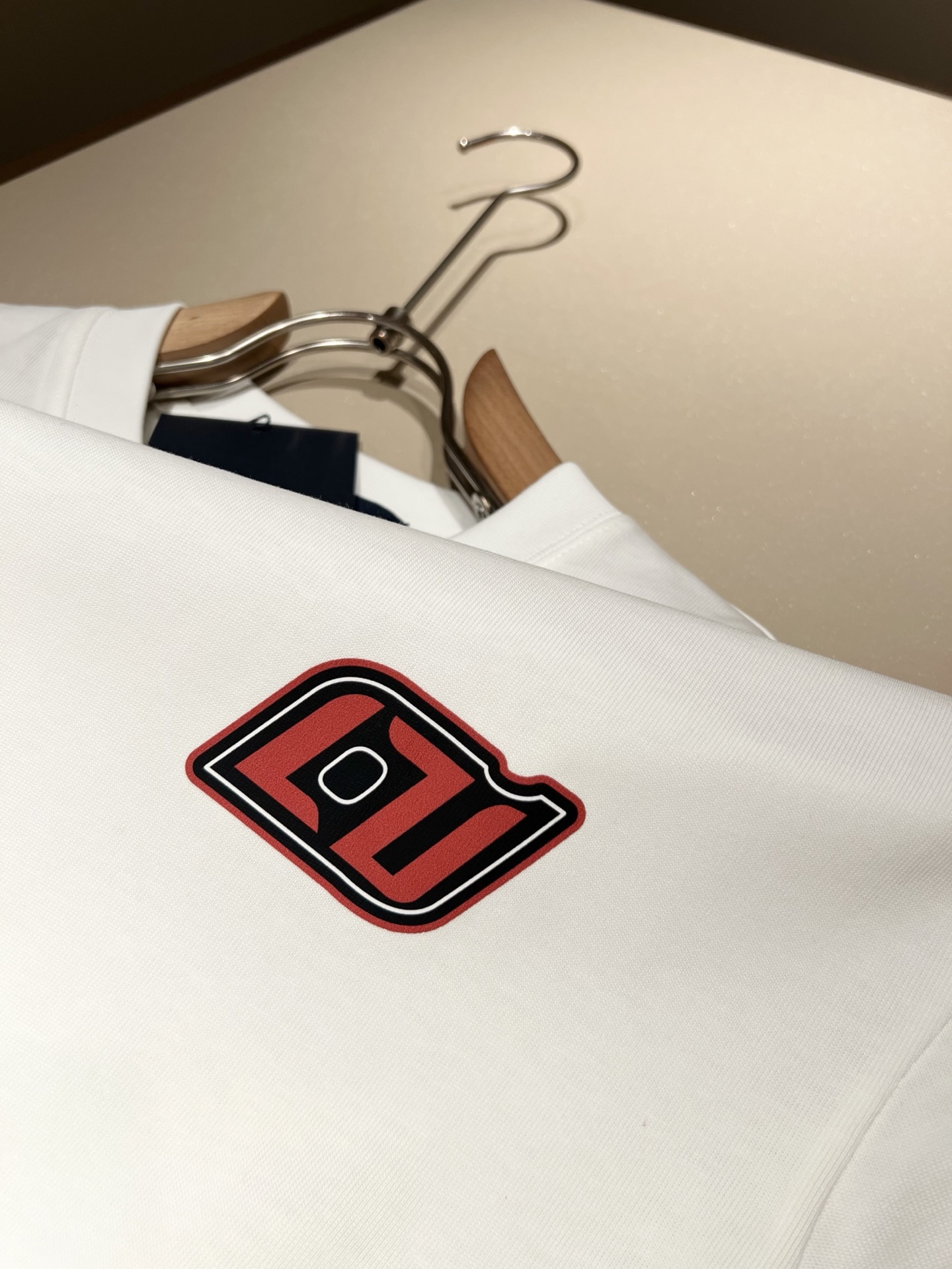   LouisVuitt*路易*登 2025春夏全新系列单品上线，非常时髦前卫的一款男女同款短袖T恤，标