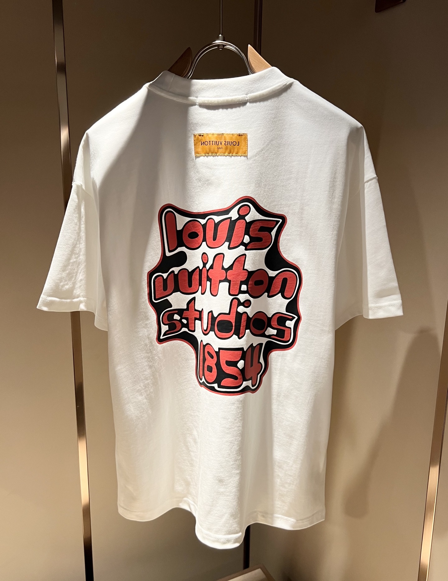   LouisVuitt*路易*登 2025春夏全新系列单品上线，非常时髦前卫的一款男女同款短袖T恤，标