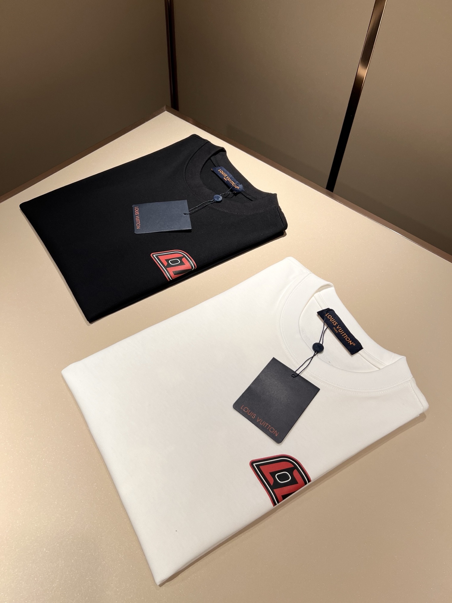   LouisVuitt*路易*登 2025春夏全新系列单品上线，非常时髦前卫的一款男女同款短袖T恤，标