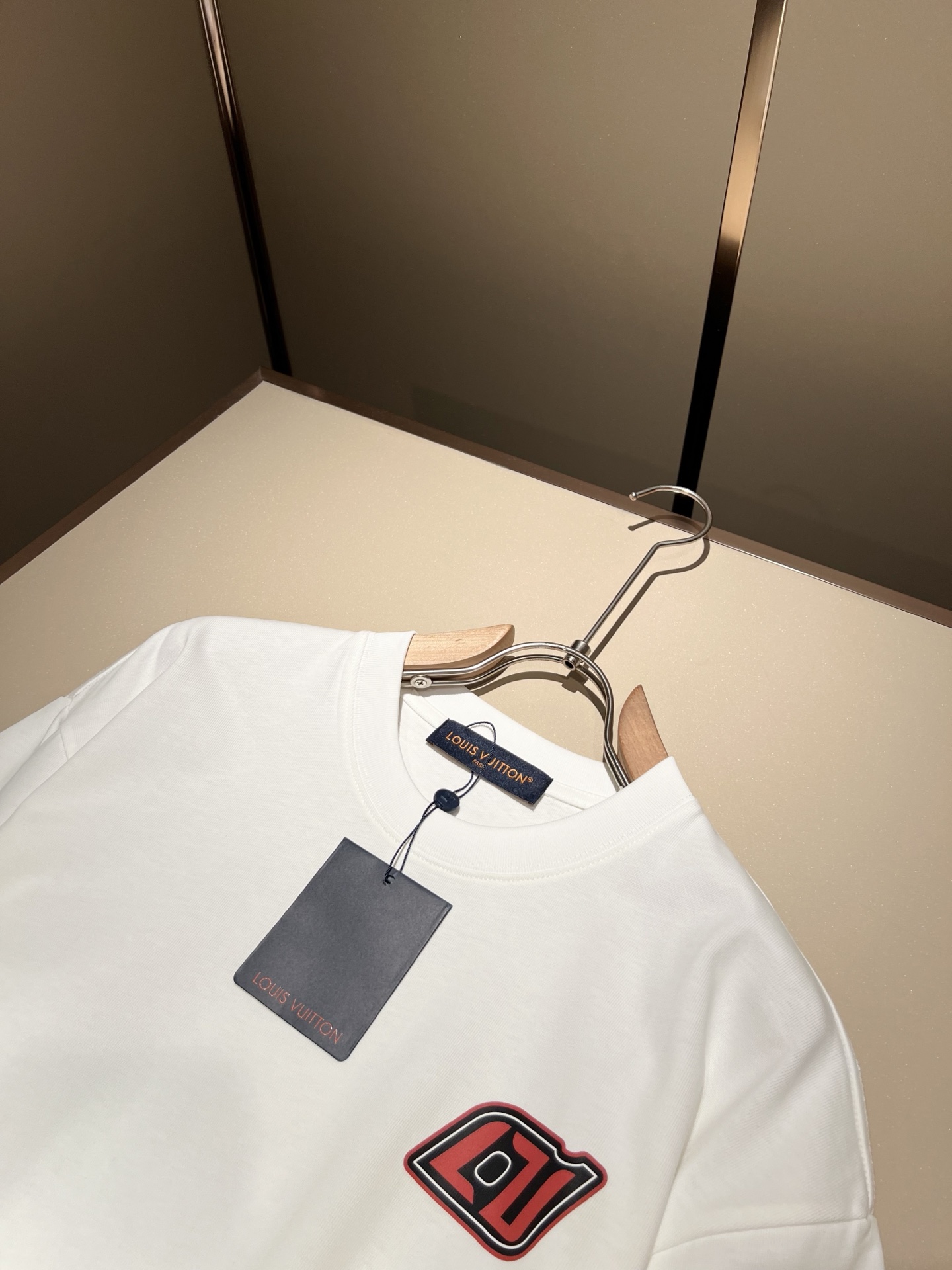   LouisVuitt*路易*登 2025春夏全新系列单品上线，非常时髦前卫的一款男女同款短袖T恤，标