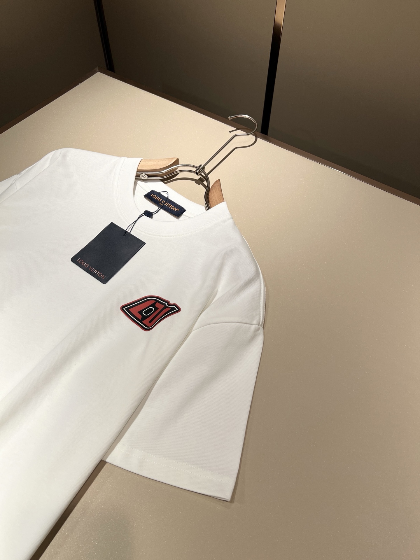   LouisVuitt*路易*登 2025春夏全新系列单品上线，非常时髦前卫的一款男女同款短袖T恤，标