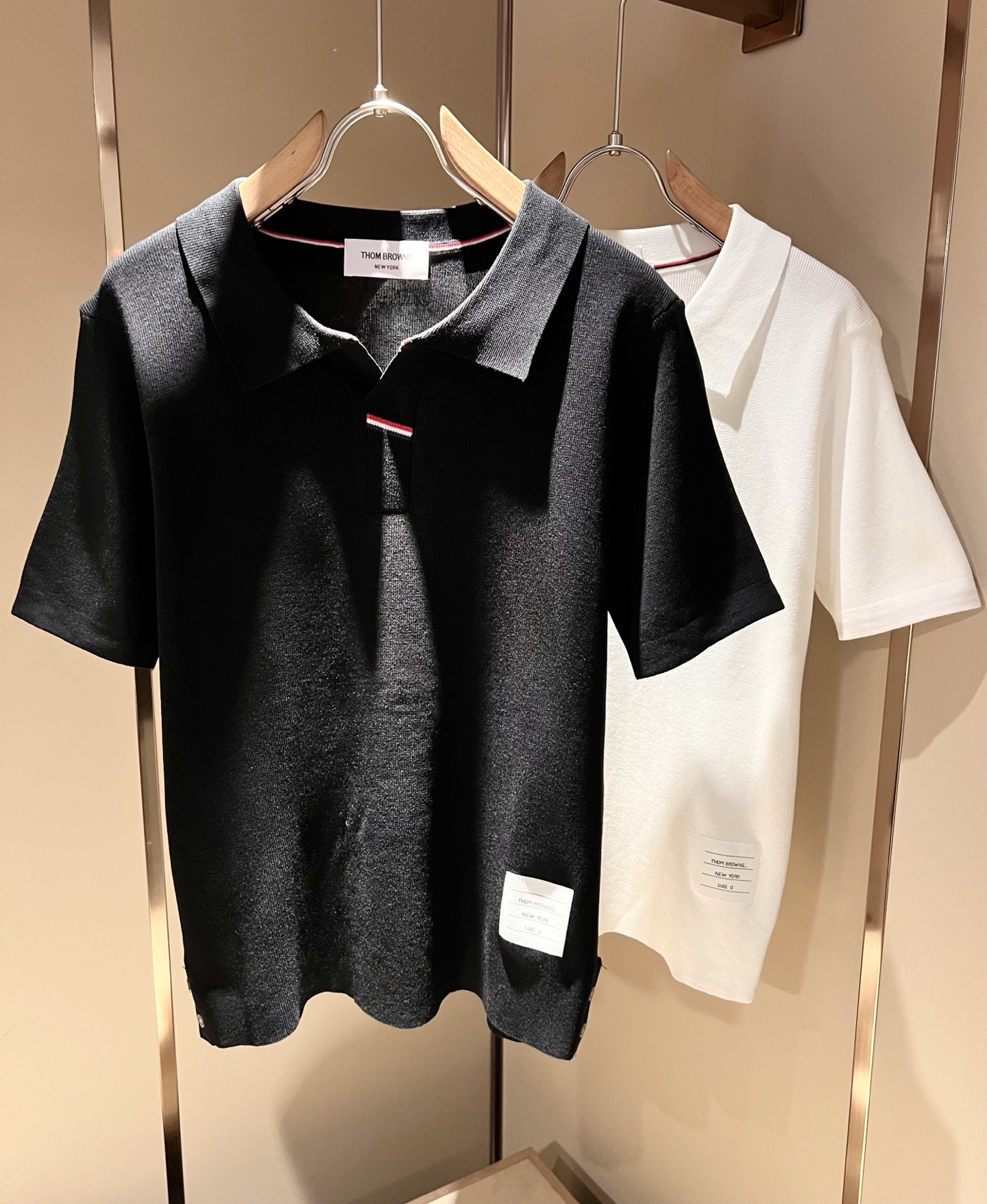 NO:514084,ThomBrow*e Tom*Long ~ 2025 spring and summer new short-sleeved Yilit knit fabric!  The official website is available at the same time, with unique design charm, very high-end, simple and not simple, and a new model of ready-to-wear!  Featured unique Yilit fabrics, sleeve crochet striped design!  Smooth and soft, textured, strong vertical feeling, smooth and not tight on the upper body, the stuffy feeling caused by direct UV rays, harmonious and unified style, and the ultimate craftsmanship level. The side is very unique and tailored, very flavorful, delicate and comfortable to wear, showing sports vitality and exquisite details. Classic and perfect layout design, showing fashion vitality in daily leisure life. Improve men's charm and style and achieve high-end models. Size M-3XL, T-shirt, alexander wang19860909ThomBrow*e汤姆*朗 ~2025春夏新款短袖伊力特针织面料！官网同步有售,独特设计魅力,非常高端,简约不简单,成衣新典范！面料精选独特伊力特面料,袖子钩织条纹设计！手感光滑柔软,有质感,有很强的垂直感,上身爽滑不紧绷,紫外线直射造成的闷热感,风格和谐统一,极致工艺水平.侧面非常独特裁剪设计风格,非常有味道,精致细腻,好穿舒适,展现运动活力,细节考究.经典完美版型设计,日常休闲生活中展现时尚活力.提升男士魅力格调,成就高端典范.尺码M-3XL,,T-shirt,alexander wang,Men's clothing