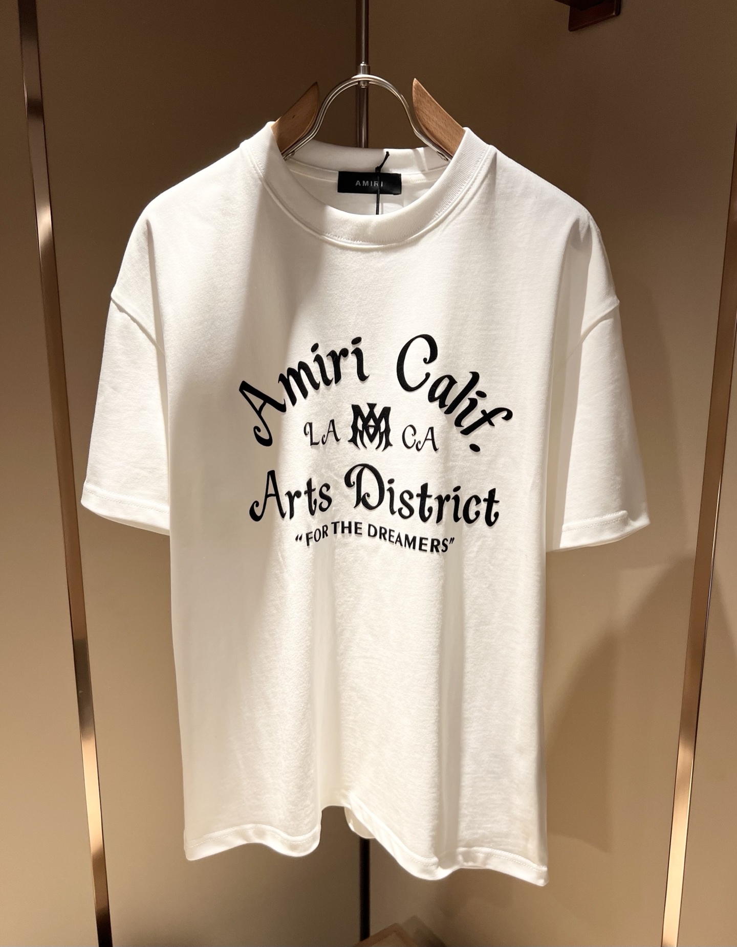 NO:514104,AMIRI 2025 spring and summer new casual short-sleeved T-shirt for men and women, the latest model is exclusively available on the entire network!  !  ~ It is classic and fashionable and versatile, who doesn’t like it? It will show the classic again. It is very pleasing to the eye and comes with a low luxury halo and recognition!  The traditional brand concept and modern advanced technology are perfectly combined. Coupled with the extremely modern and modern minimalist design, exclusive letter logo printing design!  Customized 100% imported pure cotton fabric!  The texture of this model is quite touching, the specifications and grades are known with tentacles. The degree of delicateness and breathability are top-notch!  Size M-3XL, amiri, T-shirt, tees, t-shirt, alexander wang19860909AMIRI2025春夏新款男女同款休闲短袖T恤,最新款全网独家首上！！~既经典有时尚百搭,谁不爱啊,将经典再次展现,非常的耐看,自带低奢光环与辨识度！传统的品牌理念和现代化的先进技术进行了完美结合.加上极其现代摩登风范的简约设计,专属字母logo印花设计！定制百分百进口纯棉面料！此款的质感相当感人 触手便知规格档次 细腻程度与透气效果堪称顶级！尺码M-3XL,,amiri,T-shirt,tees，t-shirt,alexander wang,Men's clothing