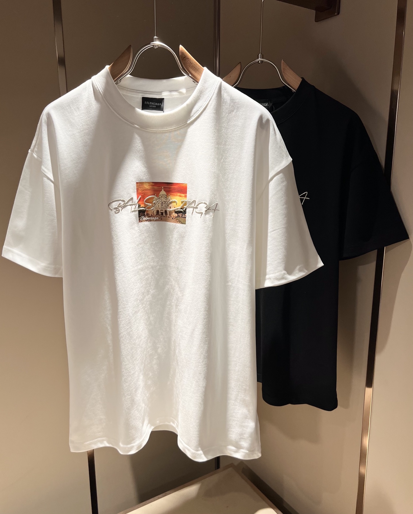 NO:514110,BALENCI*GA Paris* Home 2025 Spring and Summer New Men and Women's Same Short-Sleeve T-shirt!  Fashionable casual short-sleeved T-shirt with catwalk pattern prints!  Design logo glue pressing design!  The most designed and selected customer-supplied 260g pure cotton fabric, which feels soft and skin-friendly, is comfortable and breathable, and you can’t picky about the real thing!  Loose, small, shoulder-dead round neck cut, genderless couple mixed styles, opening up a new fashion charm!  Differentiate the market version of the high-end custom series!  Size M-3XL, balenciaga, T-shirt,tees, t-shirt,alexander wang19860909BALENCI*GA巴黎*家 2025春夏新款男女同款短袖T恤！走秀图案印花时尚休闲短袖T恤衫！设计logo压胶设计！极具设计精选客供260g纯棉面料,手感柔软亲肤,着身舒适透气性都无法挑剔,实物绝对会让你爱不释手！宽松小落肩的圆领版型裁剪,无性别主义的情侣混穿款式,打开全新的时装新韵味！区别市场版本高定系列！尺码M-3XL,,balenciaga,T-shirt,tees，t-shirt,alexander wang,Men's clothing