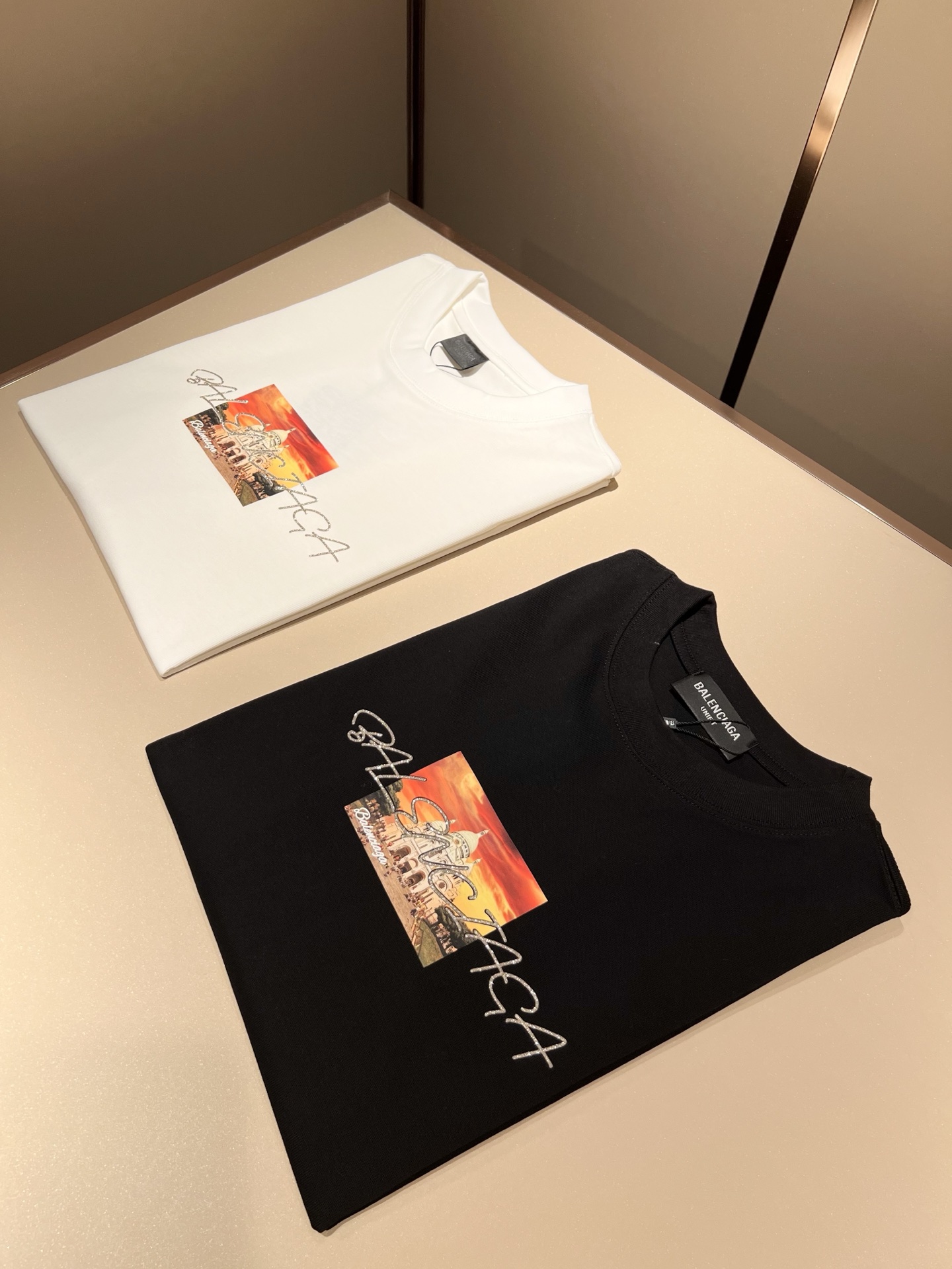 NO:514107,BALENCI*GA Paris* Home 2025 Spring and Summer New Men and Women's Same Short-Sleeve T-shirt!  Fashionable casual short-sleeved T-shirt with catwalk pattern prints!  Design logo printing design!  The most designed and selected customer-supplied 260g pure cotton fabric, which feels soft and skin-friendly, is comfortable and breathable, and you can’t picky about the real thing!  Loose, small, shoulder-dead round neck cut, genderless couple mixed styles, opening up a new fashion charm!  Differentiate the market version of the high-end custom series!  Size M-3XL, balenciaga, T-shirt,tees, t-shirt,alexander wang19860909BALENCI*GA巴黎*家 2025春夏新款男女同款短袖T恤！走秀图案印花时尚休闲短袖T恤衫！设计logo印花设计！极具设计精选客供260g纯棉面料,手感柔软亲肤,着身舒适透气性都无法挑剔,实物绝对会让你爱不释手！宽松小落肩的圆领版型裁剪,无性别主义的情侣混穿款式,打开全新的时装新韵味！区别市场版本高定系列！尺码M-3XL,,balenciaga,T-shirt,tees，t-shirt,alexander wang,Men's clothing