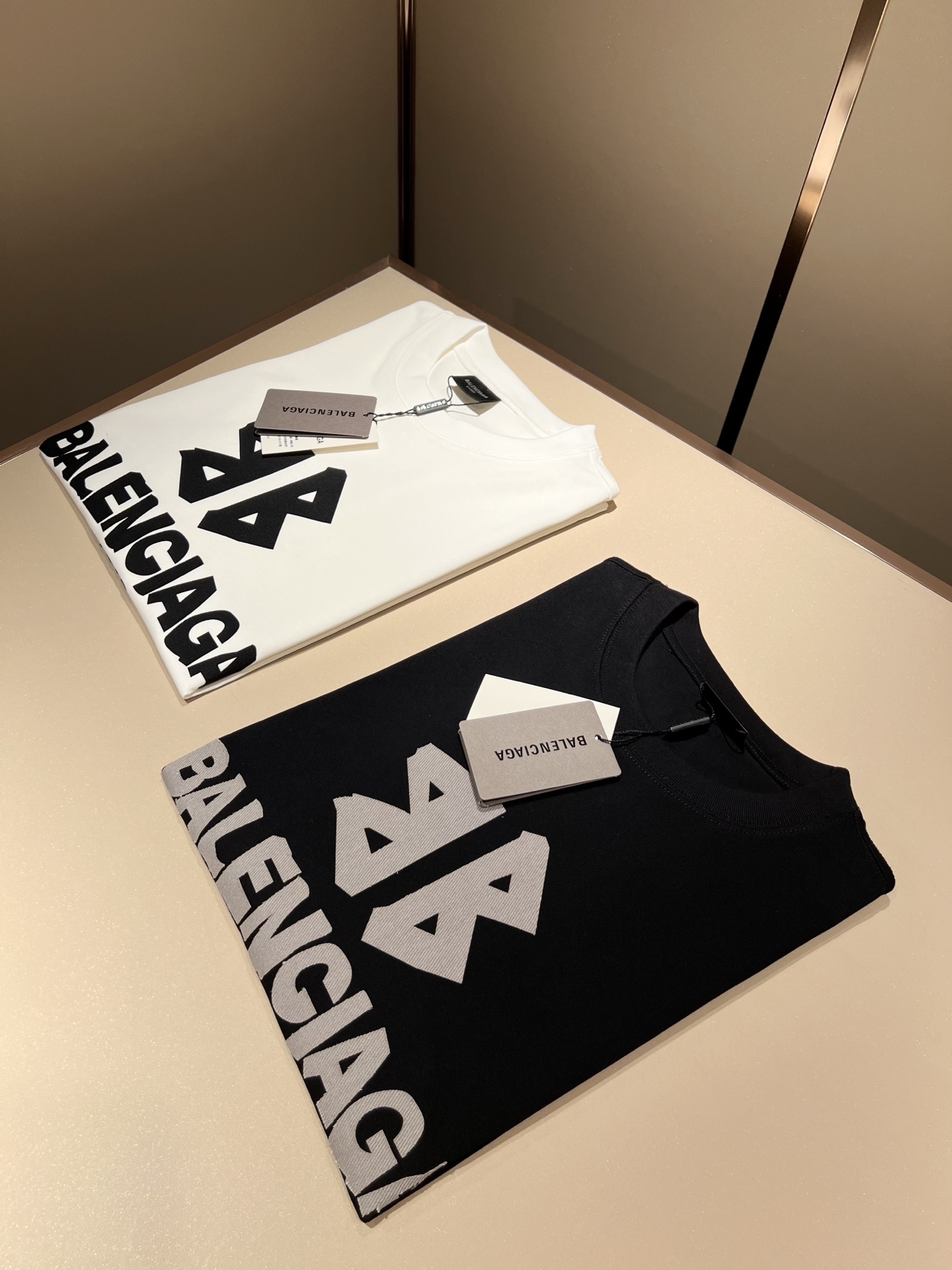    BALENCI*GA巴黎*家 2025春夏新款男女同款👫短袖T恤！走秀图案印花时尚休闲短袖T恤衫！