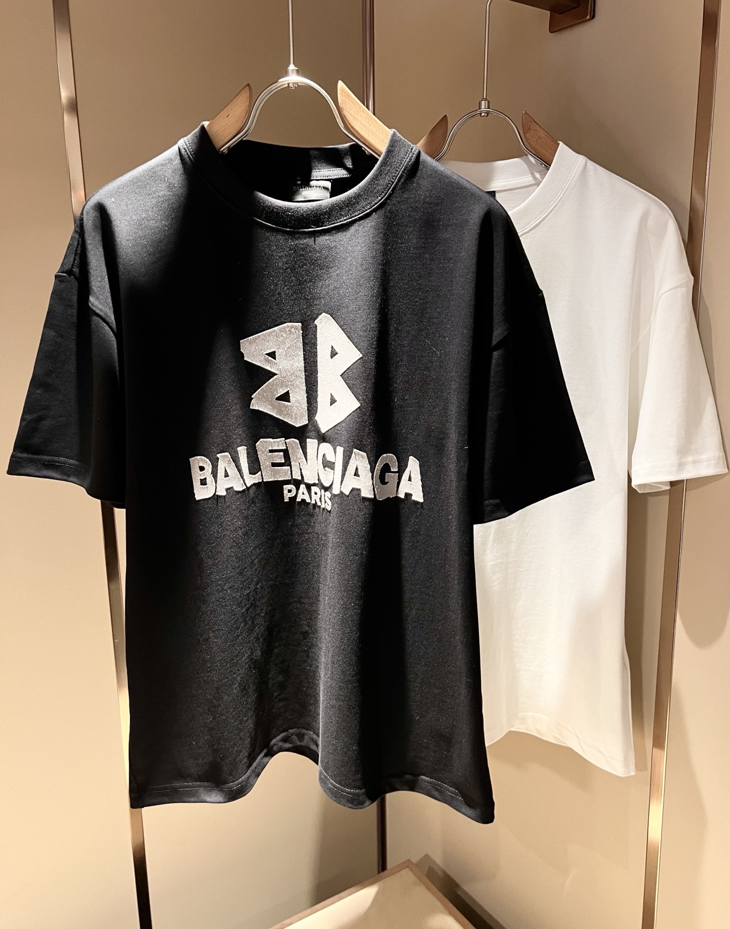 NO:513347,BALENCI*GA Paris* Home 2025 Spring and Summer New Men and Women's Same Short-Sleeve T-shirt!  Fashionable casual short-sleeved T-shirt with catwalk pattern prints!  Design logo glue pressing design!  The most designed and selected customer-supplied 260g pure cotton fabric, which feels soft and skin-friendly, is comfortable and breathable, and you can’t picky about the real thing!  Loose, small, shoulder-dead round neck cut, genderless couple mixed styles, opening up a new fashion charm!  Differentiate the market version of the high-end custom series!  Size M-3XL, balenciaga, T-shirt,tees, t-shirt,alexander wang19860909BALENCI*GA巴黎*家 2025春夏新款男女同款短袖T恤！走秀图案印花时尚休闲短袖T恤衫！设计logo压胶设计！极具设计精选客供260g纯棉面料,手感柔软亲肤,着身舒适透气性都无法挑剔,实物绝对会让你爱不释手！宽松小落肩的圆领版型裁剪,无性别主义的情侣混穿款式,打开全新的时装新韵味！区别市场版本高定系列！尺码M-3XL,,balenciaga,T-shirt,tees，t-shirt,alexander wang,Men's clothing