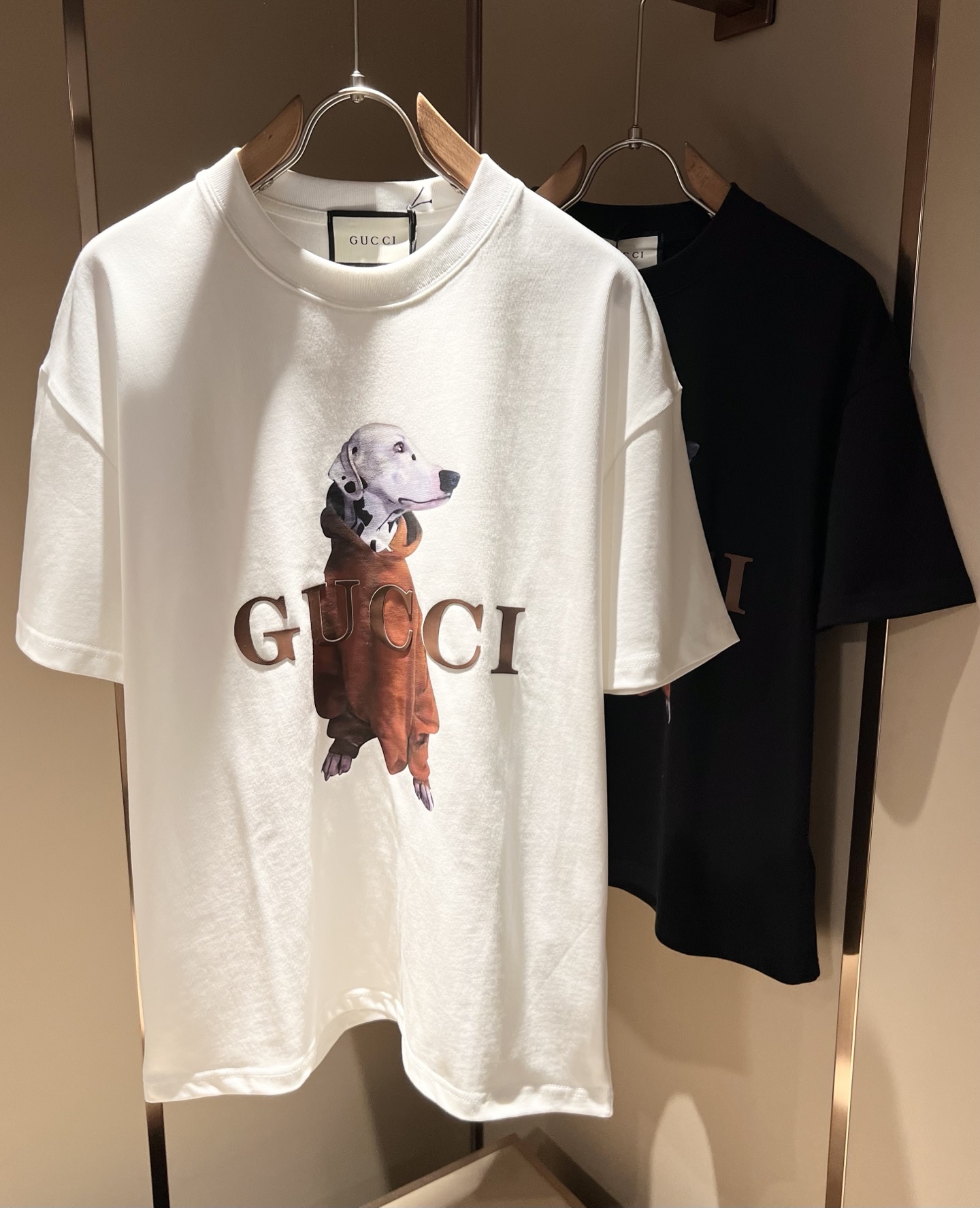 NO:513345,Gucc* Gujia 2025 spring and summer new style for men and women couples casual loose cotton round neck short-sleeved T-shirt!  Trading companies have sparse channels and are released on the official website at the same time!  The latest series of spring and summer 2025, classic fashion design elements, injecting full vitality into the new series. This T-shirt is carefully selected for customers to use imported cotton fabrics. The fabric feels skin-friendly and soft and delicate, and the body logo is glued!  It has an extremely comfortable and breathable wearing experience. The whole item is very eye-catching and fashionable, and is deeply loved by young people today!  The loose round neck cut is a neutral style regardless of age and gender, suitable for matching all the styles and looks you need in your daily life!  It is recommended to wear couple outfits to go out on the street to make it more pleasing to the eye!  Size M-3XL, gucci, gucci, T-shirt, tees, t-shirt, alexander wang19860909Gucc*古家 2025春夏新款男女同情侣款休闲宽松棉质圆领短袖T恤衫！贸易公司渠道稀出,同步官网发售 ！ 2025春夏最新系列,经典时尚设计元素,为全新系列注入满满活力,这款T恤衫用心甄选客供进口棉面料制成,面料手感亲肤柔软细腻,衣身logo压胶设计！拥有着无比舒适透气性的穿着体验,整件单品极具吸睛度与时尚感,深受当下年轻人的喜爱！基础宽松的圆领版型裁剪,不分年龄与性别的中性款式,适合搭配你日常所需的所有风格与造型！建议搭配情侣装出街会更为养眼出色！尺码M-3XL,,gucci,gucci,T-shirt,tees，t-shirt,alexander wang,Men's clothing