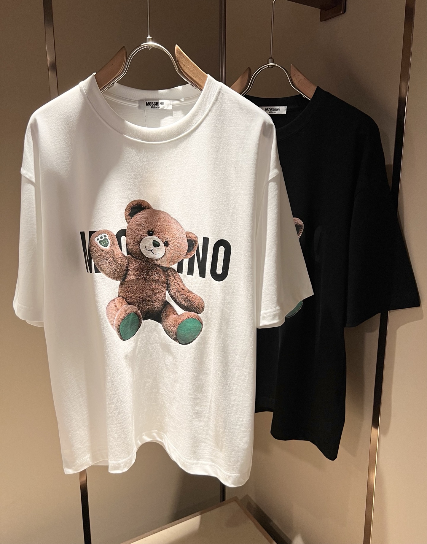 NO:513349,Mosch*ino 2025 Spring and summer new short-sleeved T-shirt for men and women,!  !  Many celebrities like it, loose style, same style as men and women. Selected super high-quality combed cotton brick cabinet fabric!  The fabric feels great!  Smooth and skin-friendly, soft and comfortable, breathable and sweat-absorbing, loose and casual style!  The logo print uses imported patterns and bright colors!  All signs and counters are perfectly replicated!  Needless to say, the quality of workmanship is always particularly exquisite, with versatile and magical styles that are easy to control. Whether you are at home or go shopping, you are full of trendy styles!  A real hit!  Size M-3XL, T-shirt,tees,t-shirt,alexander wang19860909Mosch*ino莫斯*诺2025 春夏新款男女同款短袖T恤,！！超多明星网红喜爱,宽松版型,男女同款 精选超优质精梳棉砖柜面料！ 面料手感极好！爽滑亲肤,柔软舒适,透气吸汗,宽松休闲款！标志logo印花采用进口图案颜色亮丽！所有标牌与专柜完美复刻！做工质量无需多说,大牌的工艺总是尤为考究,百搭神款 各种气质轻松驾驭 ,无论居家休闲 出游逛街 都是潮范儿十足！妥妥的爆款 ！尺码M-3XL,,T-shirt,tees，t-shirt,alexander wang,Men's clothing