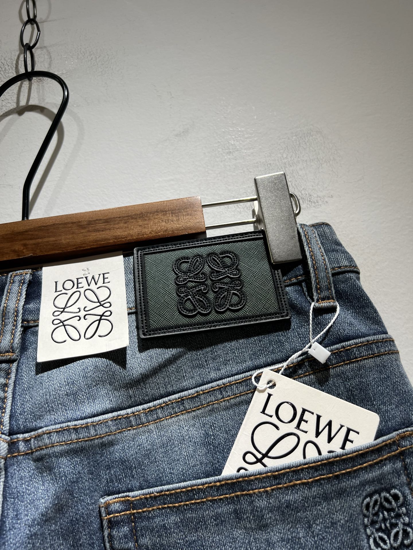    LO*WE/罗*威2025春夏新品男士时装款高端休闲裤，香港洋行渠道货，日本原厂出品，纯血统品质，