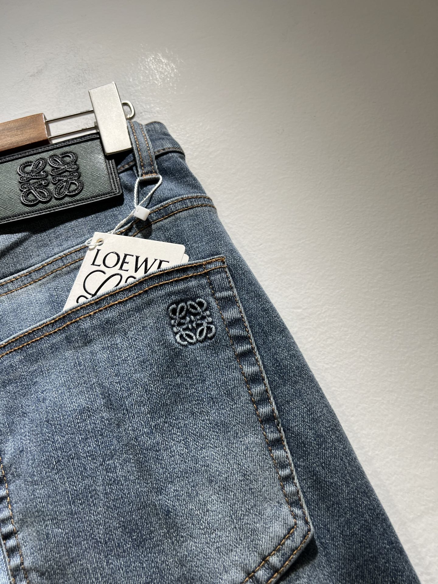    LO*WE/罗*威2025春夏新品男士时装款高端休闲裤，香港洋行渠道货，日本原厂出品，纯血统品质，