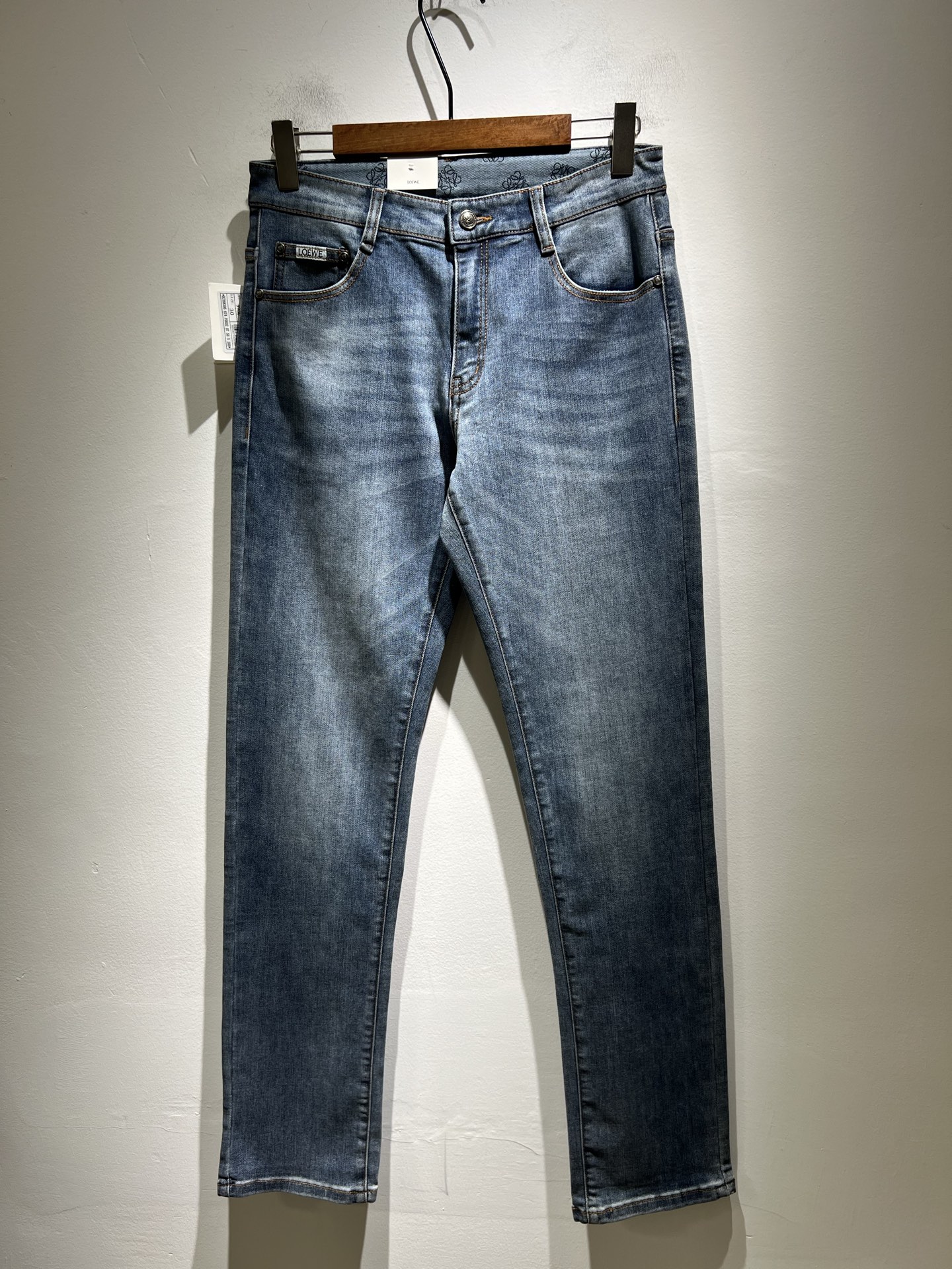 NO:513343,LO*WE/Luo*We 2025 spring and summer new men's fashion high-end casual pants, Hong Kong foreign business channel products, original Japanese products, pure blood quality, perfectly continues the essence and genes of LOE*'s home. From the main fabric to the detailed craftsmanship, all show the ingenuity of quality, use multiple brand elements to interpret, and choose precious cowhide material to build a logo waist brand leather design!  Identity manifestation that belongs to the soul!  Customer-supplied high-end imported pure cotton fabrics, very high-end and fashionable detailed craftsmanship, red ear cloth is completed by a specific antique loom. This element represents the identity and rank of jeans, which is very worthy of careful appreciation!  In terms of matching, it is invincible and explains the versatility in place, with ingenious details and exquisite accessories. The auxiliary materials are all provided by foreign merchants. They are tailored and slim, and the upper body is lifted with an excellent effect. They are a styling item that is hard to come by!  Size 30 -40, loewe, jeans, cowhide, alexander wang19860909LO*WE/罗*威2025春夏新品男士时装款高端休闲裤,香港洋行渠道货,日本原厂出品,纯血统品质,完美延续了LOE*家的精髓与基因,从主体面料到细节工艺,无不彰显出品质的匠心所在,运用多个品牌元素标识来诠释,选取矜贵的牛皮材质构建logo腰牌皮革设计！属于灵魂式的身份彰显！客供高级进口的纯棉面料,非常高级且时髦的细节工艺,赤耳布是由特定古董织布机完成,此元素代表着牛仔裤的身份及段位,非常值得细品悦人！在搭配上所向无敌,把百搭阐释到位,细节匠心考究,辅料皆为外商客供,剪裁合体修身,上身提臀效果绝佳,可遇而不可求的造型单品！尺码30 -40,,loewe,jeans,cowhide,alexander wang,Men's clothing