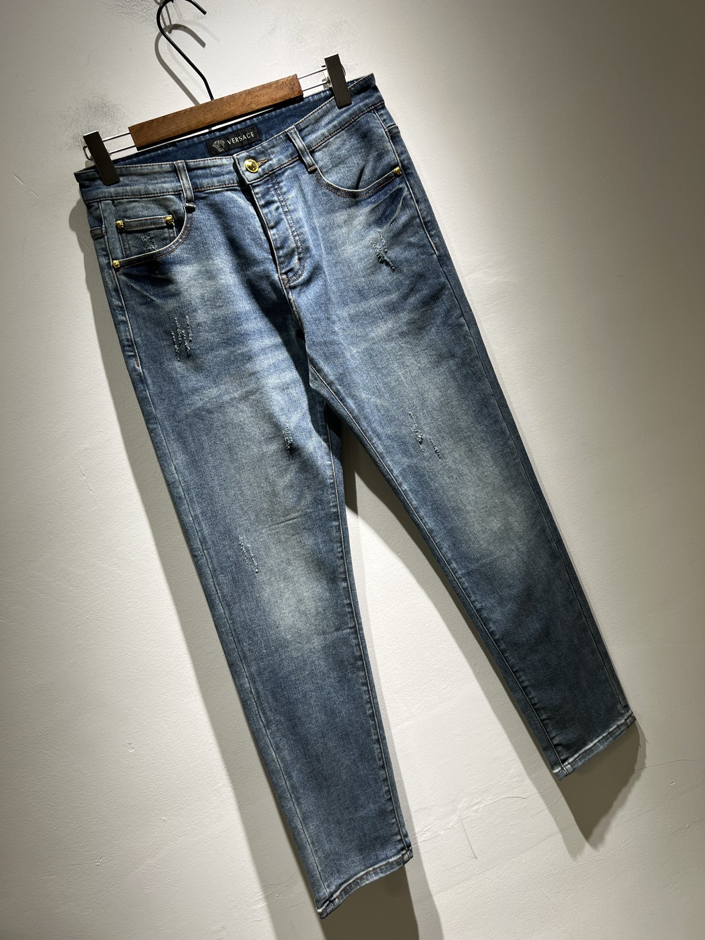    Versa*e范*哲 2025春夏新款经典男士休闲牛仔裤、代工厂出品，出口欧美订单，2024官柜同