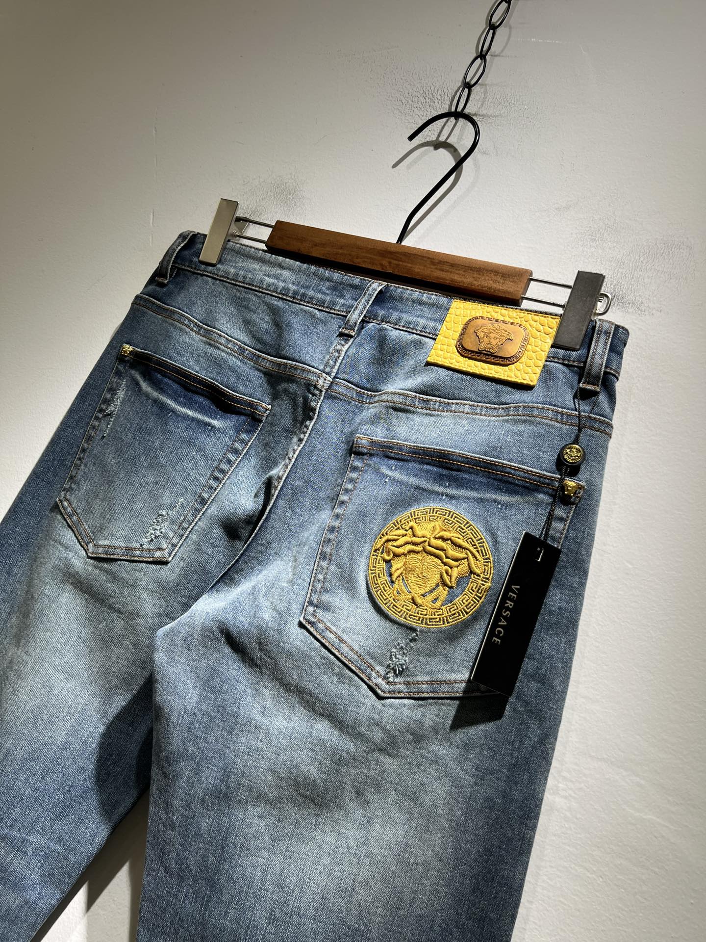    Versa*e范*哲 2025春夏新款经典男士休闲牛仔裤、代工厂出品，出口欧美订单，2024官柜同