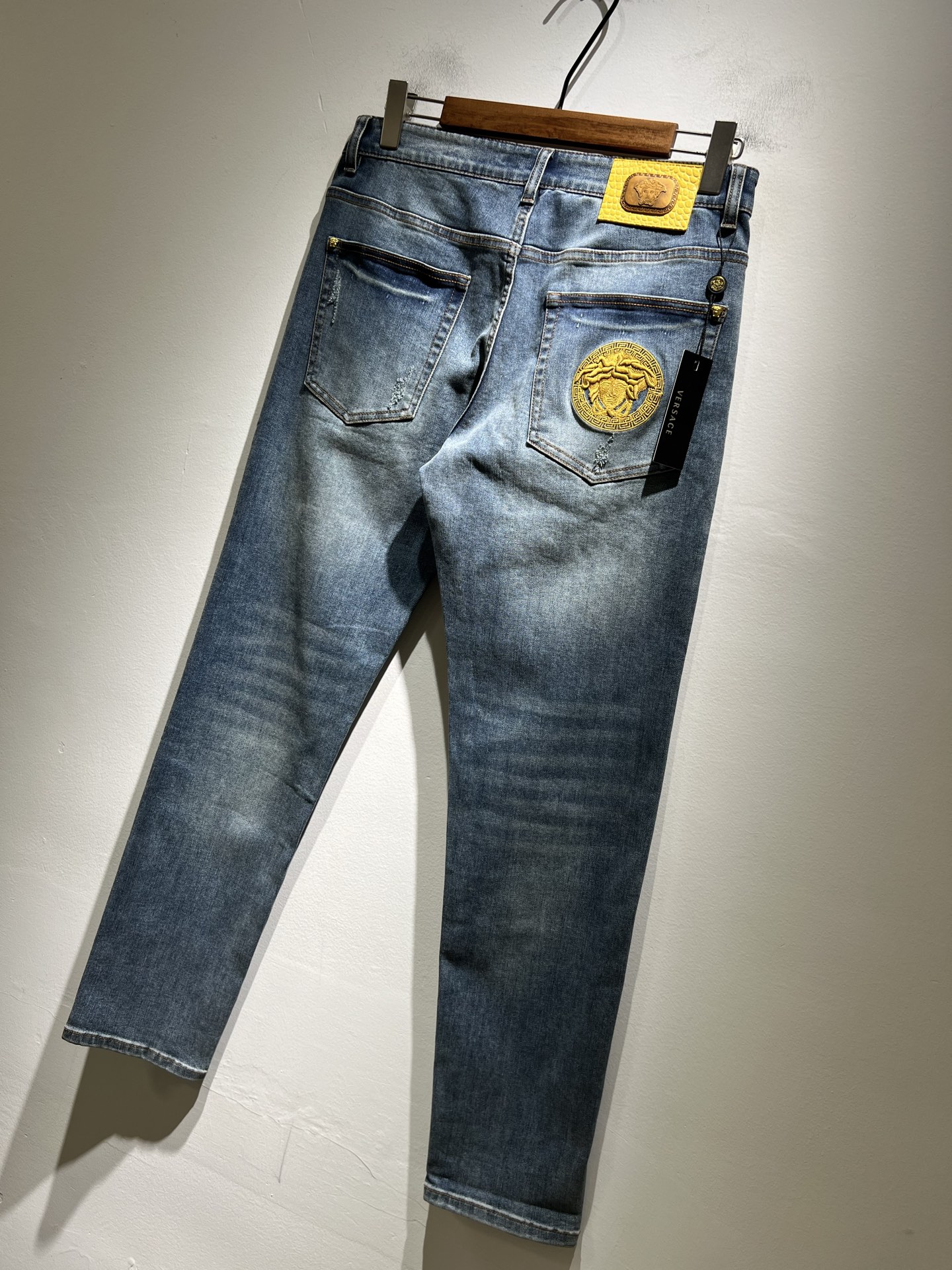    Versa*e范*哲 2025春夏新款经典男士休闲牛仔裤、代工厂出品，出口欧美订单，2024官柜同