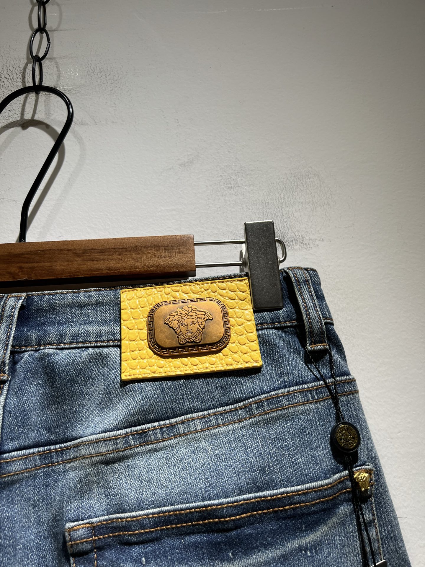    Versa*e范*哲 2025春夏新款经典男士休闲牛仔裤、代工厂出品，出口欧美订单，2024官柜同