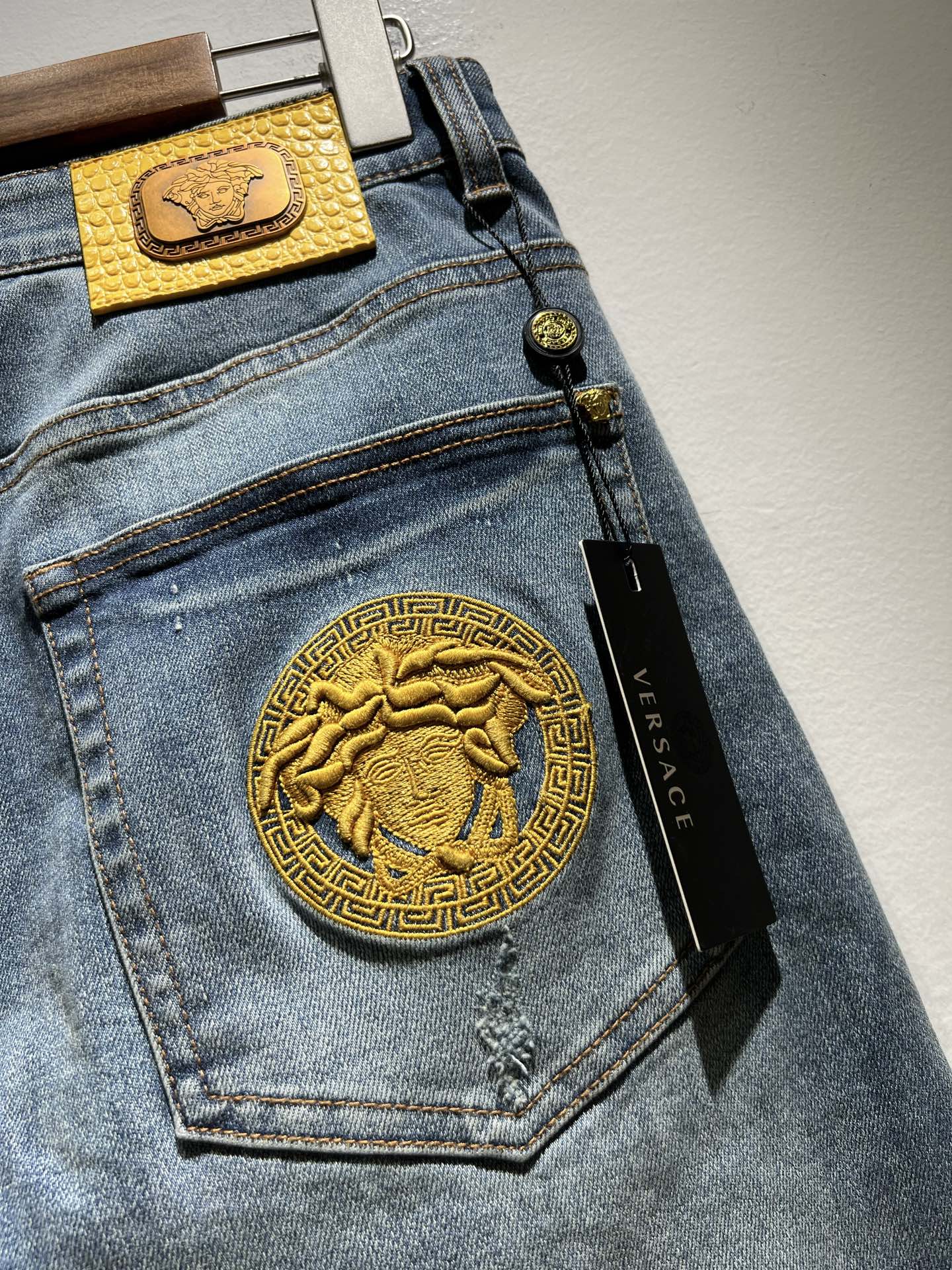    Versa*e范*哲 2025春夏新款经典男士休闲牛仔裤、代工厂出品，出口欧美订单，2024官柜同