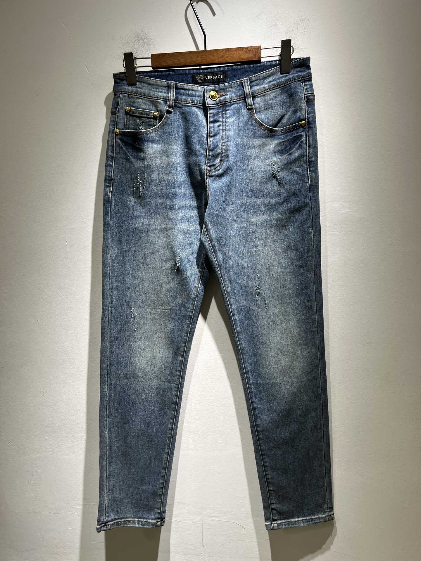 NO:513340,Versa*e Fan*zhe 2025 spring and summer new classic men's casual jeans, produced by OEM, exported to European and American orders, and the official cabinet is released simultaneously!  !  Customers supply Turkish denim, soft texture and comfortable to wear, the fabric has been washed and polished with heavy industry, giving it a more fashionable personality. Medusa avatar logo waist brand design!  Pocket brand logo embroidery design!  Show off a modern attitude with unrestrained personality and highlight the recognition of the brand!  The details are perfectly crafted, with a small straight and natural slim fit, and the upper body effect is excellent. It is a really difficult jeans!  !  Size 30-40, versace, jeans, alexander wang19860909Versa*e范*哲 2025春夏新款经典男士休闲牛仔裤、代工厂出品,出口欧美订单,官柜同步发售！！客供土耳其牛仔布、质地柔软、穿着舒适,面料经重工洗水打磨、呈现个性更时尚.美杜莎头像logo腰牌设计！口袋品牌logo刺绣设计！彰显个性不羁的摩登态度.突出品牌的辨识度！细节做工完美,小直筒、自然修身版型,上身效果特别棒,真正难的一款牛仔裤！！尺码30-40,,versace,jeans,alexander wang,Men's clothing