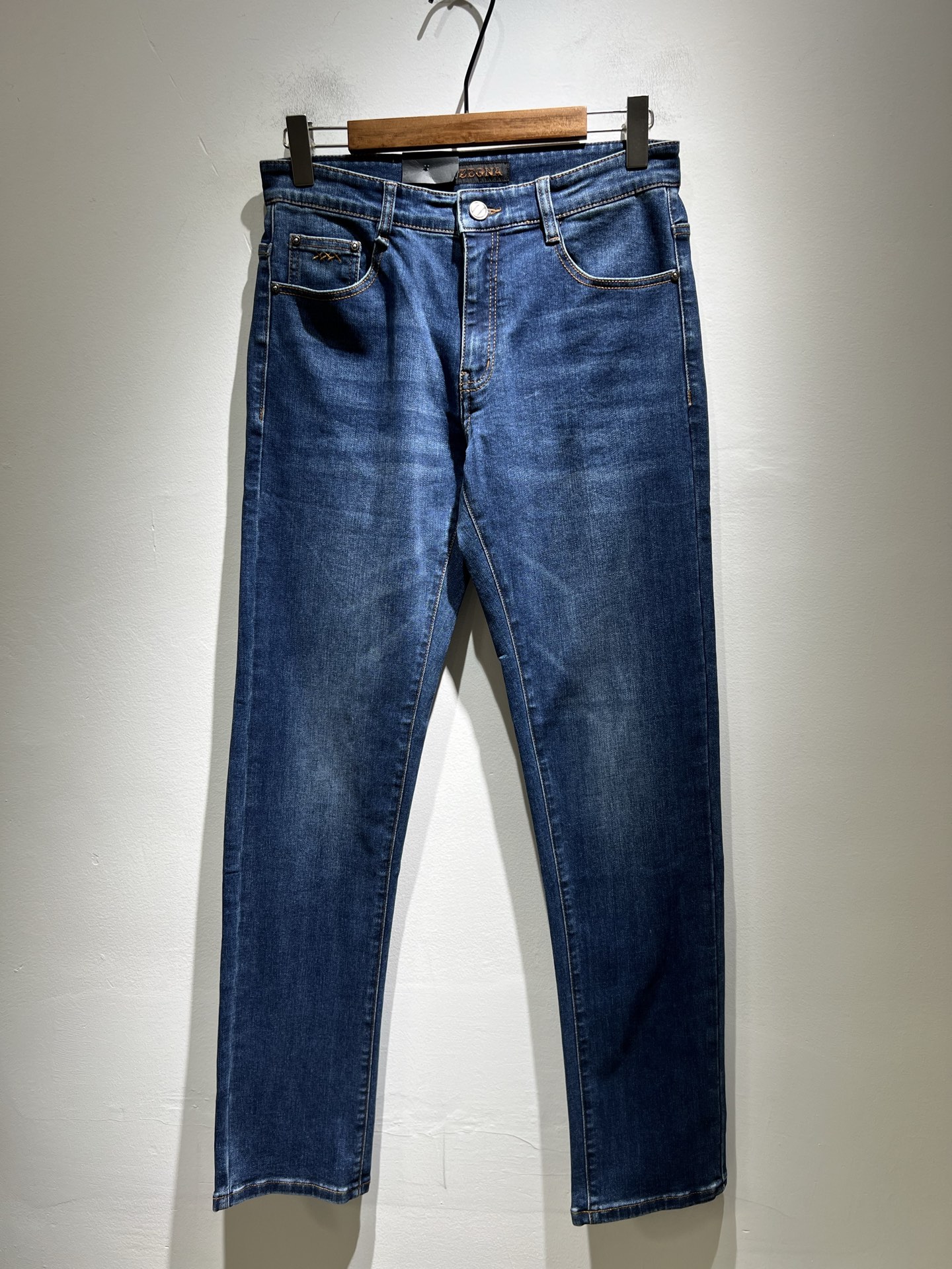 NO:513337,Zegna's new spring and summer 2025 new men's casual jeans, the finale of the channel has appeared!  !  Sold simultaneously at the counter!  It is no exaggeration to say that this trouser is made from the original OEM channel, not a bragging original OEM, but is a product from the domestic ready-to-wear OEM factory officially authorized by Jenia!  Therefore, the ratio of quantity and size is extremely short, so you can earn it if you grab it!  The best pants are officially unveiled!  !  !  !  !  !  Zegna's things have always been one of the only essential outfits for successful business people!  Not everyone can easily surpass the brand's high-end style and its own strong aura. No matter which season the style is, it is a standard temperament!  However, the fabric style is between business and casual and daily wear, and the waist design logo waist brand decoration!  Only Jenya, who can design a pair of trousers so well-suited to the public, is the only one who focuses on men's clothing, business and casualness!  Whether you wear this style in a casual occasion or in a business occasion, you must wear it well and be able to wear it to your own taste!  Pants that give yourself unlimited points!  Size 29-40, zegna, jeans, alexander wang19860909Zegna 杰尼亚 2025春夏新款男士休闲牛仔裤,压轴的渠道货出现了！！柜台同步销售！ 毫不夸张的说,此款裤装是原厂代工渠道的货,并不是吹牛的原厂代工,完全是由杰尼亚官方授权的国内成衣代工厂出来的产品！所以数量跟尺码配比都极度紧缺,抢到就是赚到！最好的裤装正式揭幕！！！！！！Zegna的东西,从来都是成功商务人士的专属必备行头之一！品牌高级的格调以及自带强大的气场并不是所有人都能轻易凌驾的.无论哪季的款式都是都是气质标配！但是面料版型又介乎于商务休闲跟日常穿着之间,腰身设计logo腰牌修饰！能将一款裤装设计到如此贴合大众穿着,也就只有专注于男装商务休闲的杰尼亚了！不论您是休闲场合穿搭,或者商务场合此款都能搭配的恰到好处要穿,就必须穿好的,能穿出属于自己品味的！给自己无限加分的裤子！尺码29-40,,zegna,jeans,alexander wang,Men's clothing