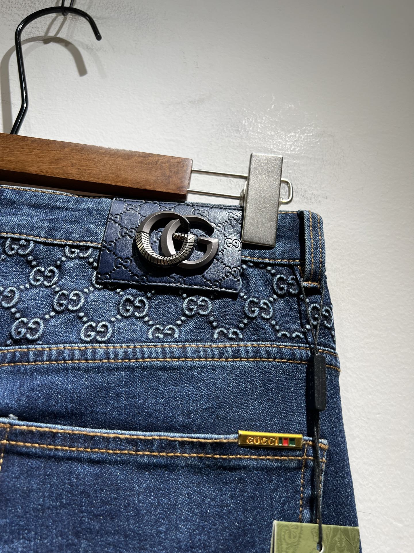   Guc*古奇 2025春夏新品男士高端休闲百搭四季通勤修身剪裁牛仔裤！对于粉丝来说，这样大气的经典设