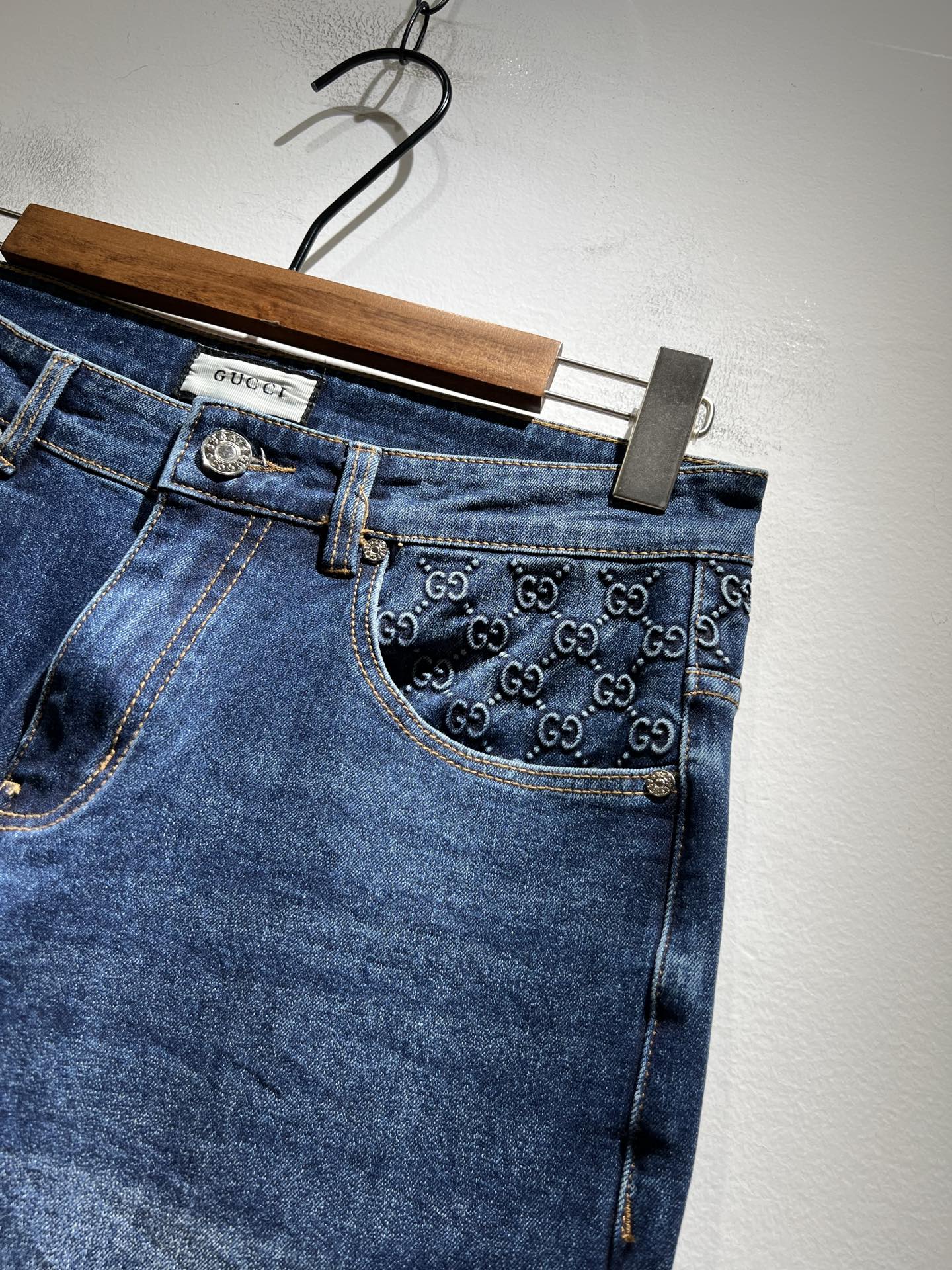   Guc*古奇 2025春夏新品男士高端休闲百搭四季通勤修身剪裁牛仔裤！对于粉丝来说，这样大气的经典设