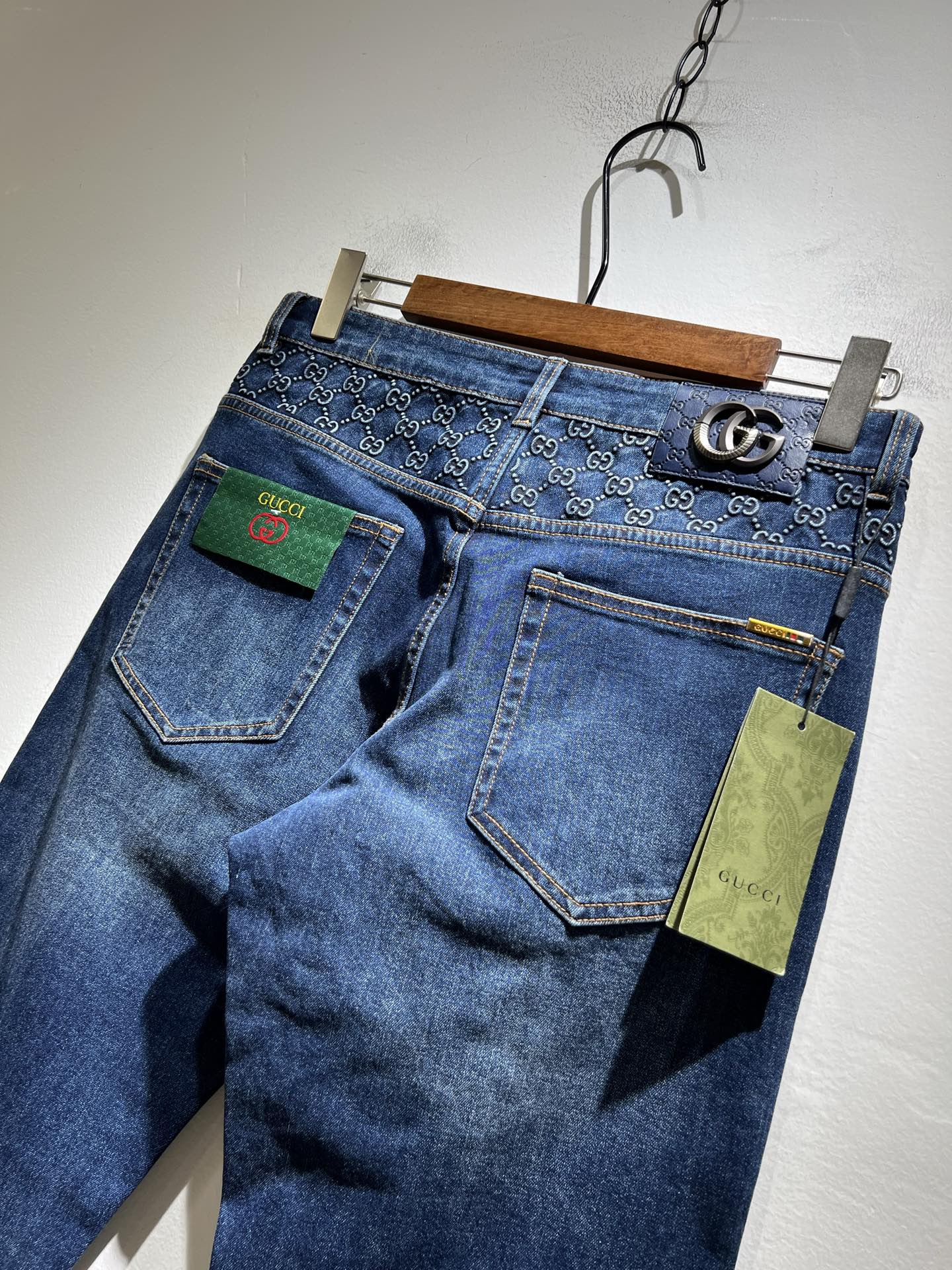   Guc*古奇 2025春夏新品男士高端休闲百搭四季通勤修身剪裁牛仔裤！对于粉丝来说，这样大气的经典设