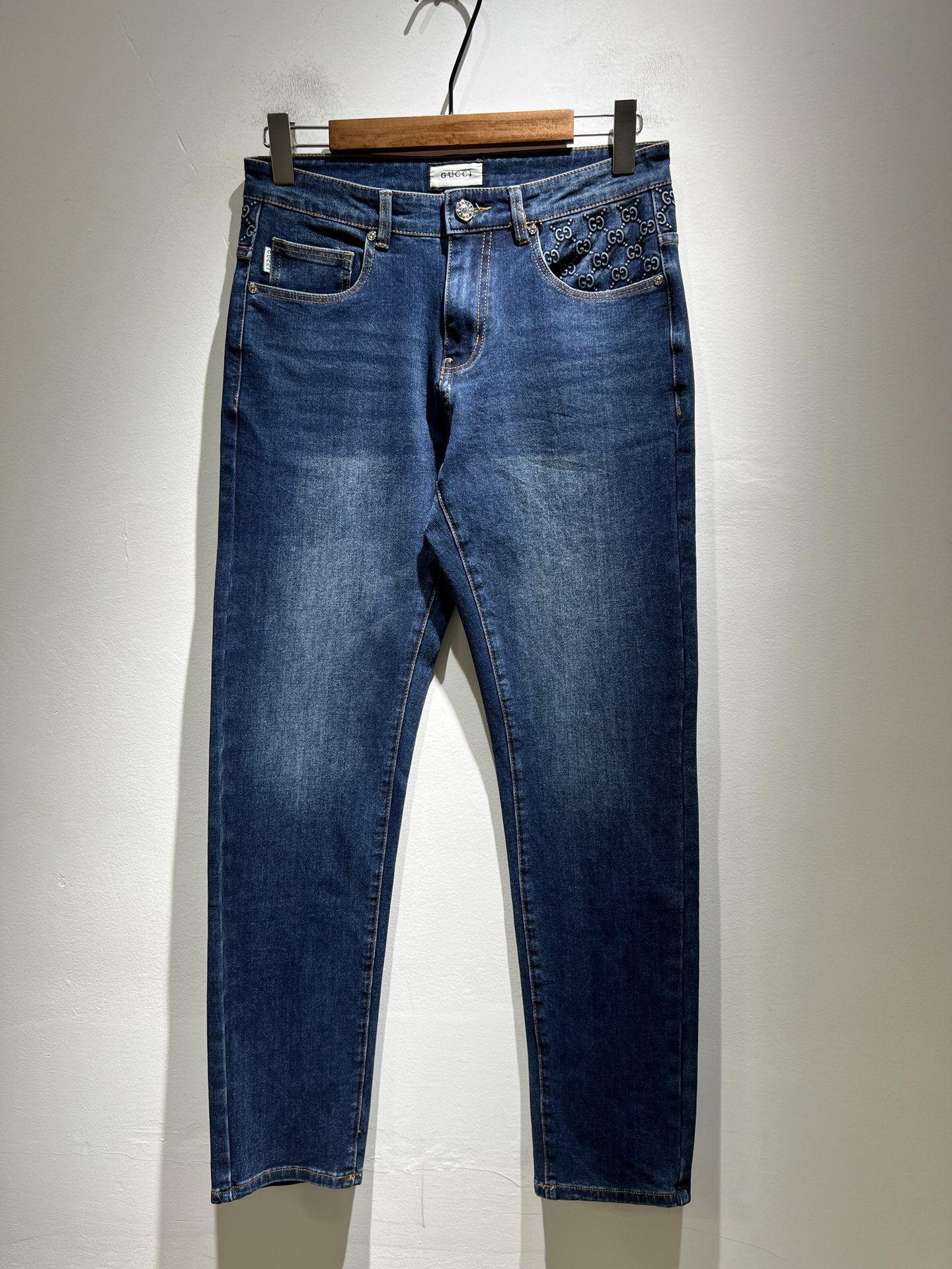 NO:513334,Guc* Gucci 2025 spring and summer new product for men's high-end casual and versatile four-season commuting slim tailoring jeans!  For fans, such a grand classic design is enough to plant grass at a glance. It is the most handsome series of all jeans this year. I only need to take a look and know that this will definitely be a sensational hit, and it is popular on the Internet. The classic slim three-dimensional tailoring style is equipped with the latest logo pattern waist brand craft design!  Very representative waist brand modification!  It simply and easily demonstrates the charm of the brand, and naturally presents specifications, grades, fashion and trendy effects. It matches the performance to easily create a high-end and high-end effect!  The top imported Japanese washing cowboy is made of cotton, and it is comfortable and breathable, and has a natural drape, which is suitable for all year round outfits!  !  This jeans are made of three-dimensional cut and straight-fitting style. The magic and practical wearability of the single match are understandable. Whether you are wearing daily clothes or appearing on the high street, it is the best choice. It is super charming!  It also demonstrates the authentic BUR original flavor, and it also perfectly shows its specifications and rank!  Obviously, this is a big and powerful product that you must collect. You must collect this product and highly recommend it!  Size 30-40 37 39, burberry, gucci, jeans, alexander wang19860909Guc*古奇 2025春夏新品男士高端休闲百搭四季通勤修身剪裁牛仔裤！对于粉丝来说,这样大气的经典设计足矣一眼种草,是今年所有牛仔裤当中最帅的一个系列,我只需要看一眼就知道,这绝对会是一个引起轰动的爆款,而且全网风靡,经典的修身立体剪裁版型打造,配置了最新的logo图案腰牌工艺设计！极具代表性腰牌修饰！简单轻松的彰显出品牌魅力所在,自然而然的呈现规格,档次,时髦以及新潮效果,搭配性能满分,轻松穿出高级感与高端效果！顶级的进口日本洗水牛仔棉质打造,并舒适透气感满分,且垂感自然,适合一年四季的穿搭所需！！此款牛仔裤采用了立体裁剪小直筒版型打造,其单配魔力与实穿性是无可厚非的,不管你是日常穿搭还是高街出镜都是不二之选,超具魅力！更是彰显了地地道道的的BUR原味,同时也是完美的展现了其规格和段位所在！很显然,这是一款绝对要收的重磅好货,此款你都必须要收,极力推荐的好货！尺码30-40 37 39,,burberry,gucci,jeans,alexander wang,Men's clothing