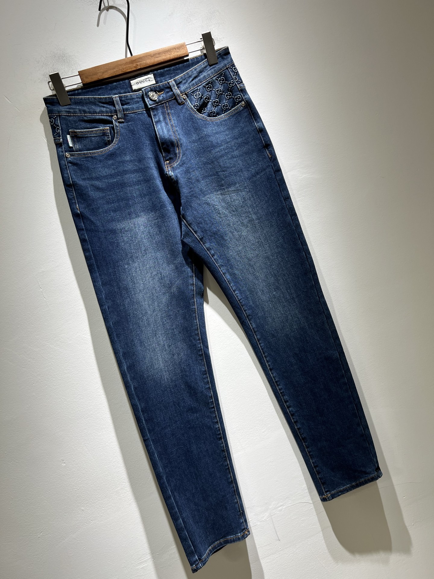   Guc*古奇 2025春夏新品男士高端休闲百搭四季通勤修身剪裁牛仔裤！对于粉丝来说，这样大气的经典设