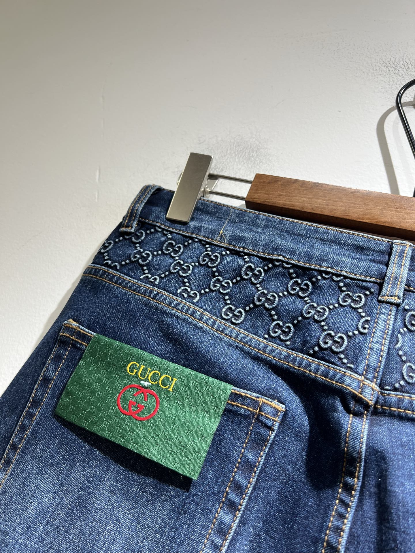   Guc*古奇 2025春夏新品男士高端休闲百搭四季通勤修身剪裁牛仔裤！对于粉丝来说，这样大气的经典设