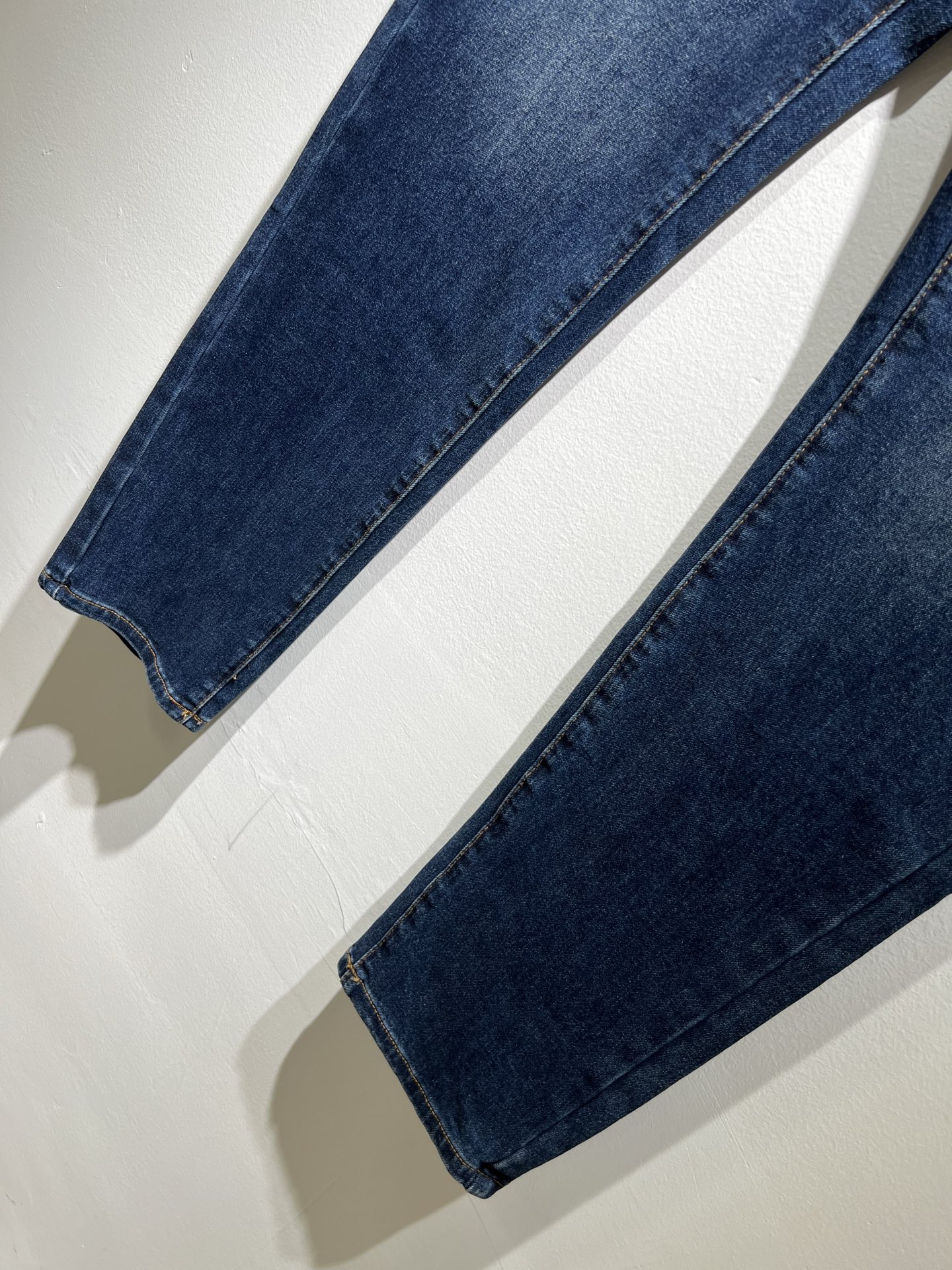   Guc*古奇 2025春夏新品男士高端休闲百搭四季通勤修身剪裁牛仔裤！对于粉丝来说，这样大气的经典设