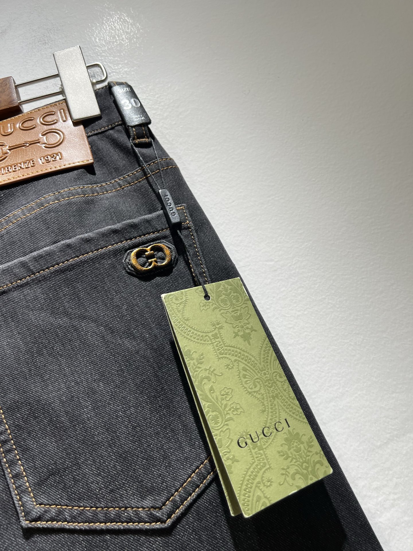   Guc*古奇 2025春夏新品男士高端休闲百搭四季通勤修身剪裁牛仔裤！对于粉丝来说，这样大气的经典设