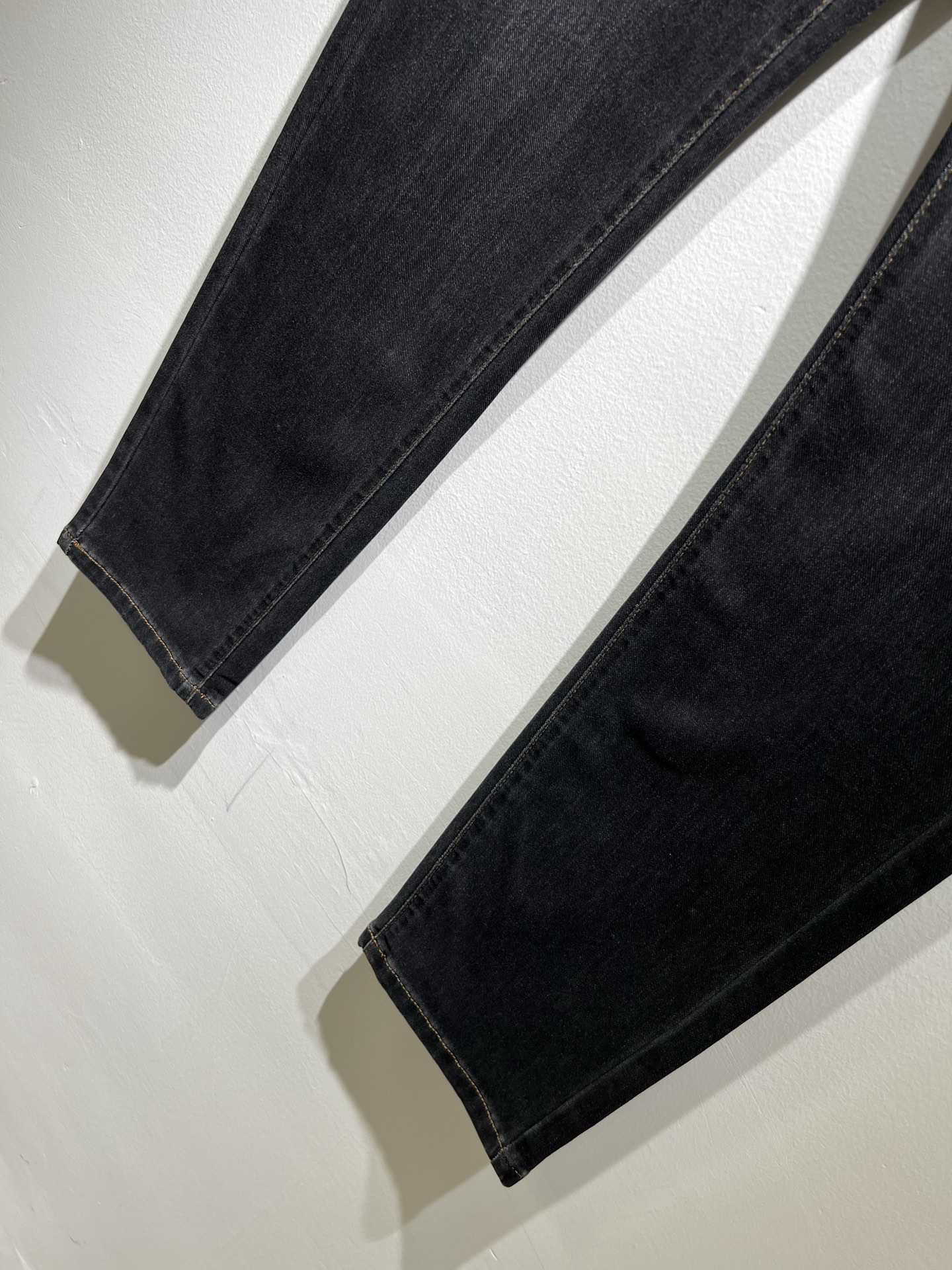   Guc*古奇 2025春夏新品男士高端休闲百搭四季通勤修身剪裁牛仔裤！对于粉丝来说，这样大气的经典设