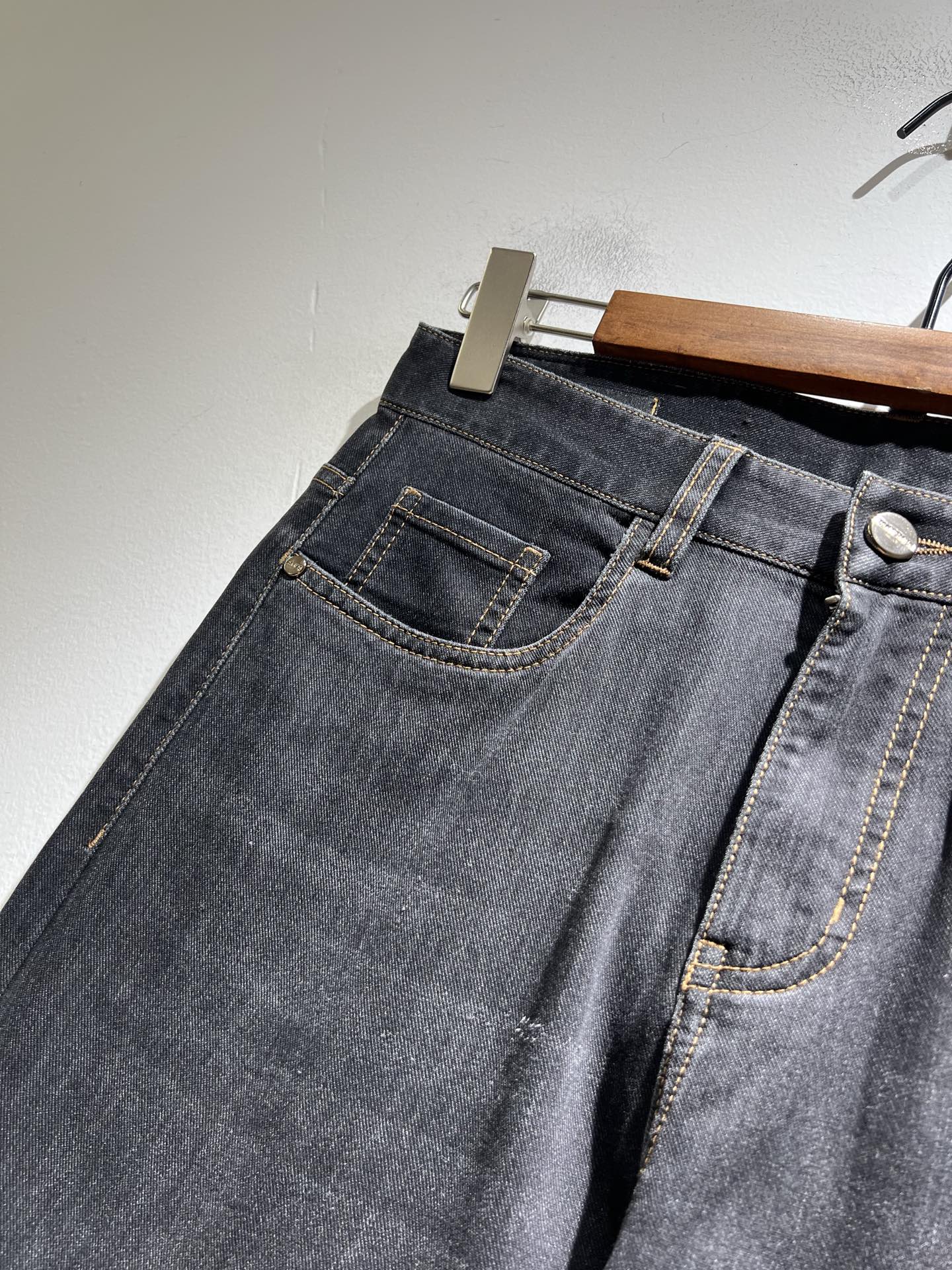   Guc*古奇 2025春夏新品男士高端休闲百搭四季通勤修身剪裁牛仔裤！对于粉丝来说，这样大气的经典设