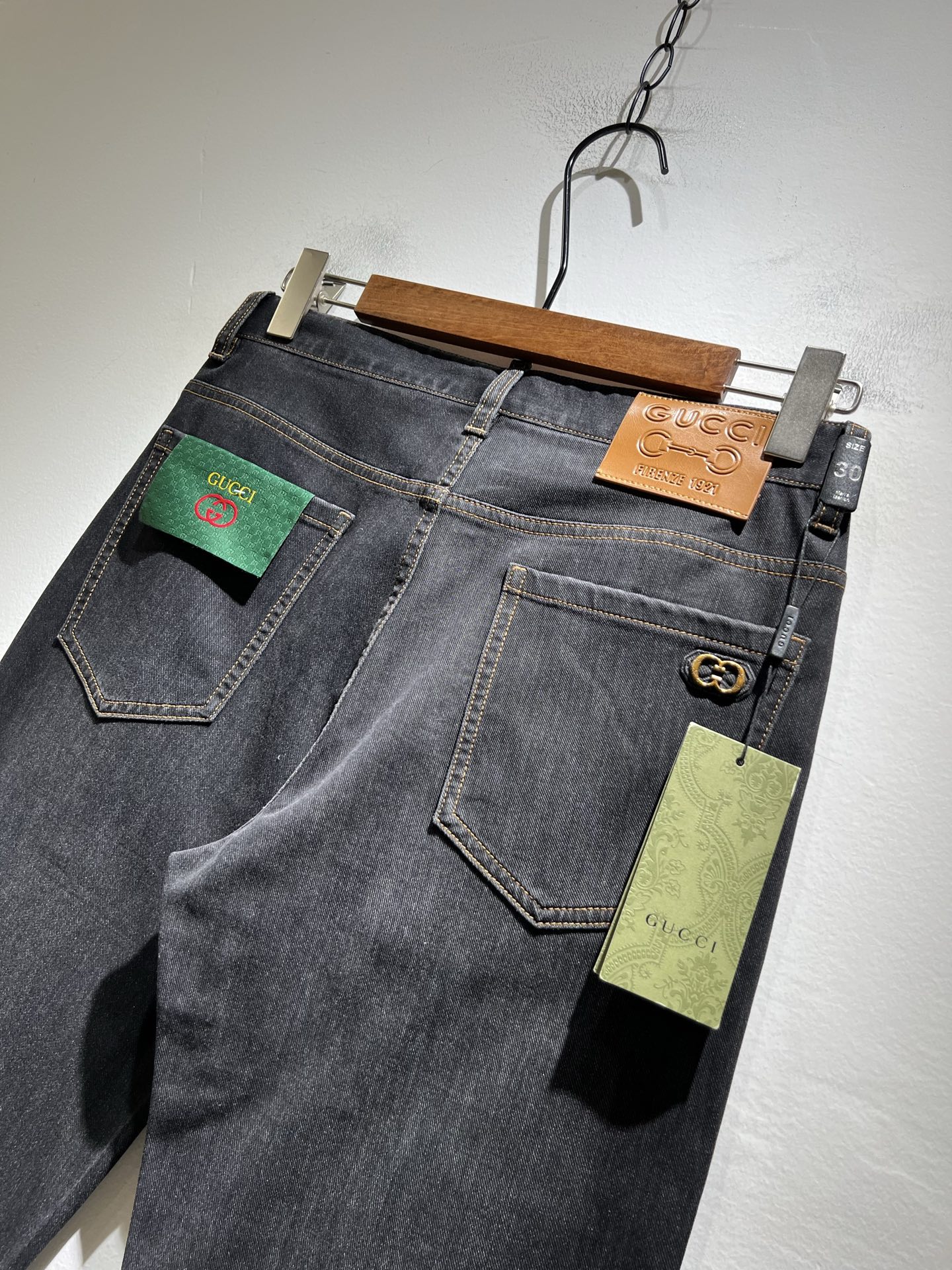   Guc*古奇 2025春夏新品男士高端休闲百搭四季通勤修身剪裁牛仔裤！对于粉丝来说，这样大气的经典设