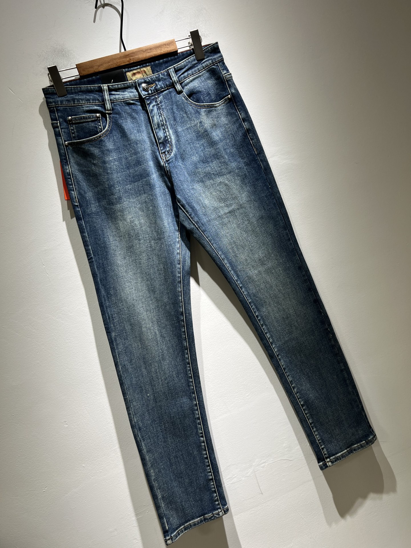   HERM*S   爱*仕 2025春夏男士高端丹宁水洗小直筒牛仔裤 海外贸易公司渠道订单 ！男士修身