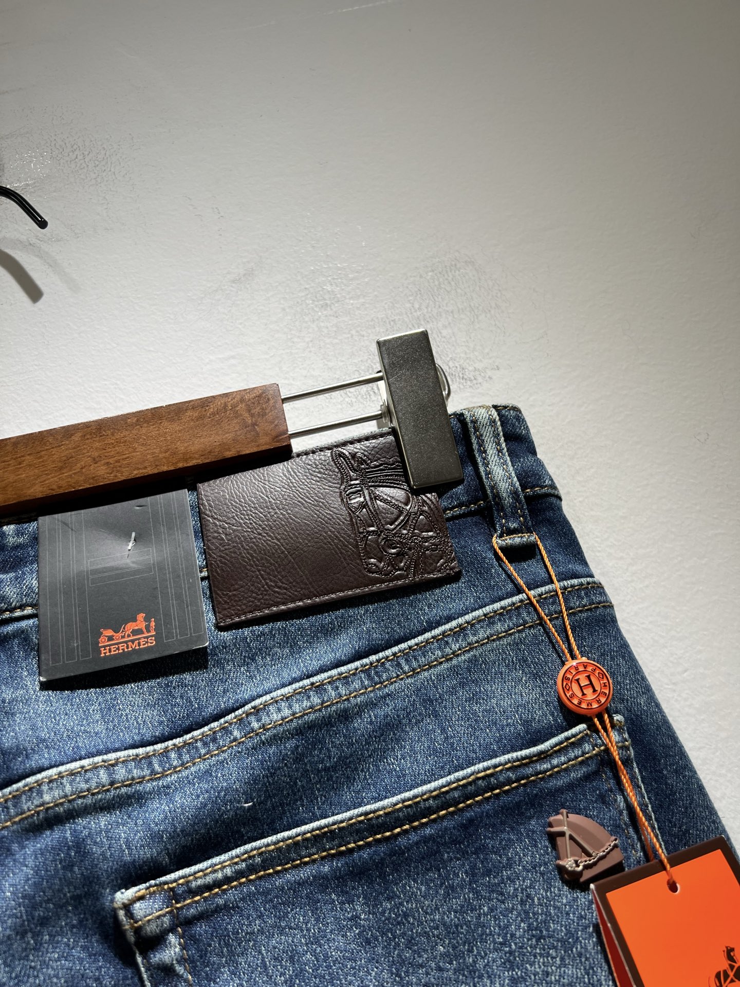   HERM*S   爱*仕 2025春夏男士高端丹宁水洗小直筒牛仔裤 海外贸易公司渠道订单 ！男士修身