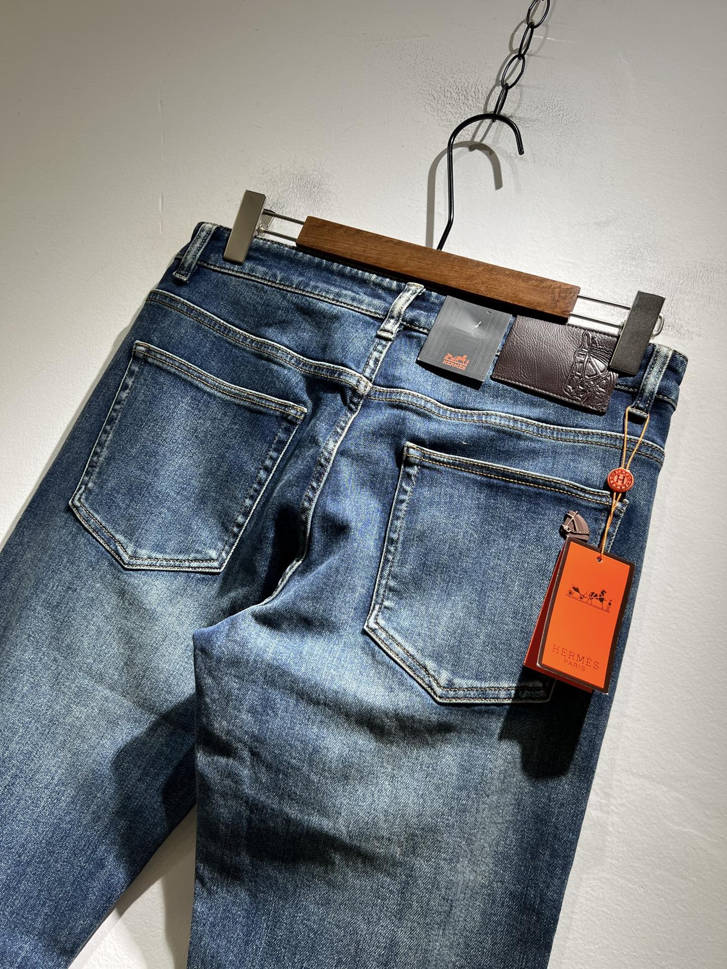   HERM*S   爱*仕 2025春夏男士高端丹宁水洗小直筒牛仔裤 海外贸易公司渠道订单 ！男士修身