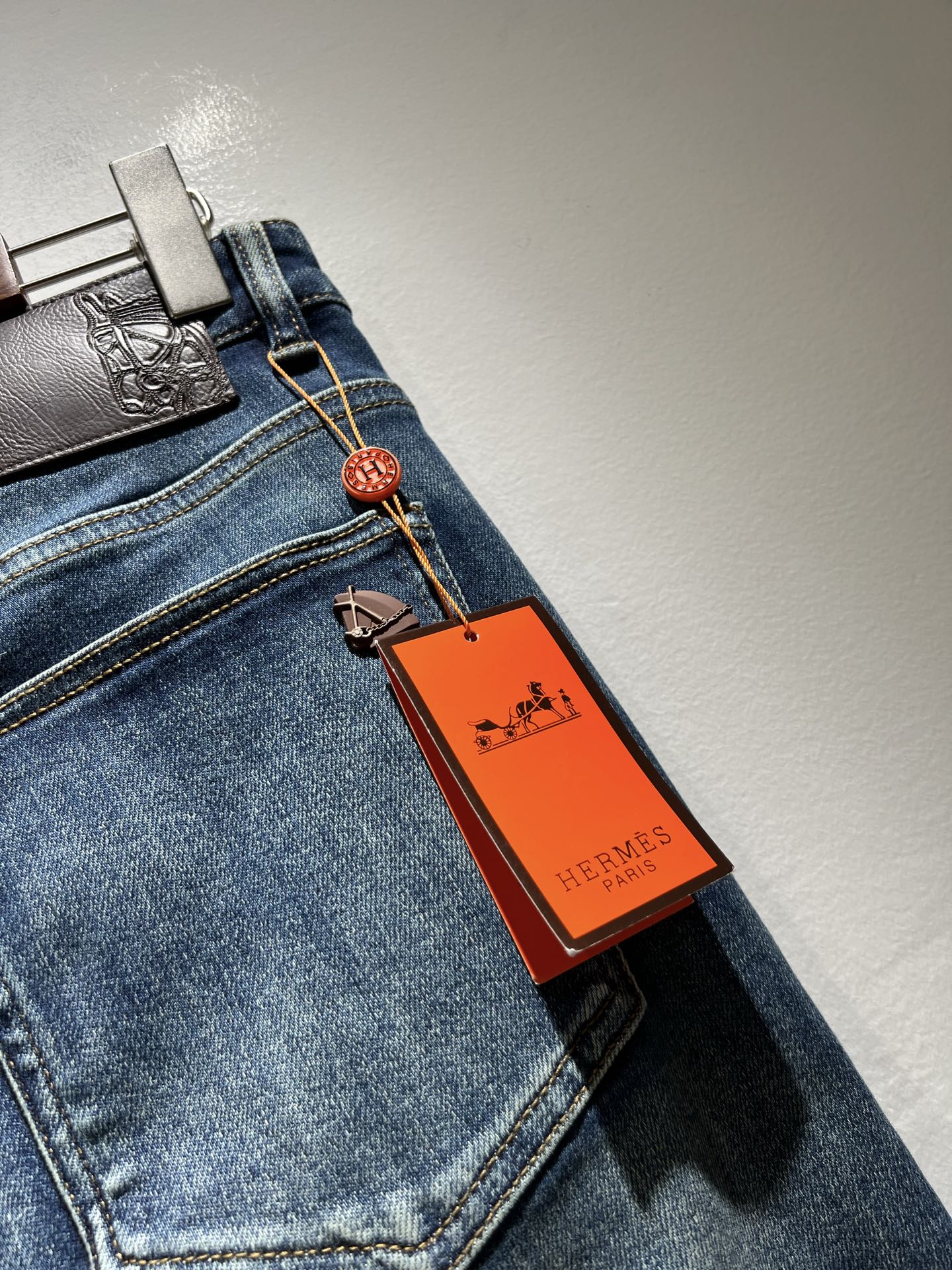   HERM*S   爱*仕 2025春夏男士高端丹宁水洗小直筒牛仔裤 海外贸易公司渠道订单 ！男士修身