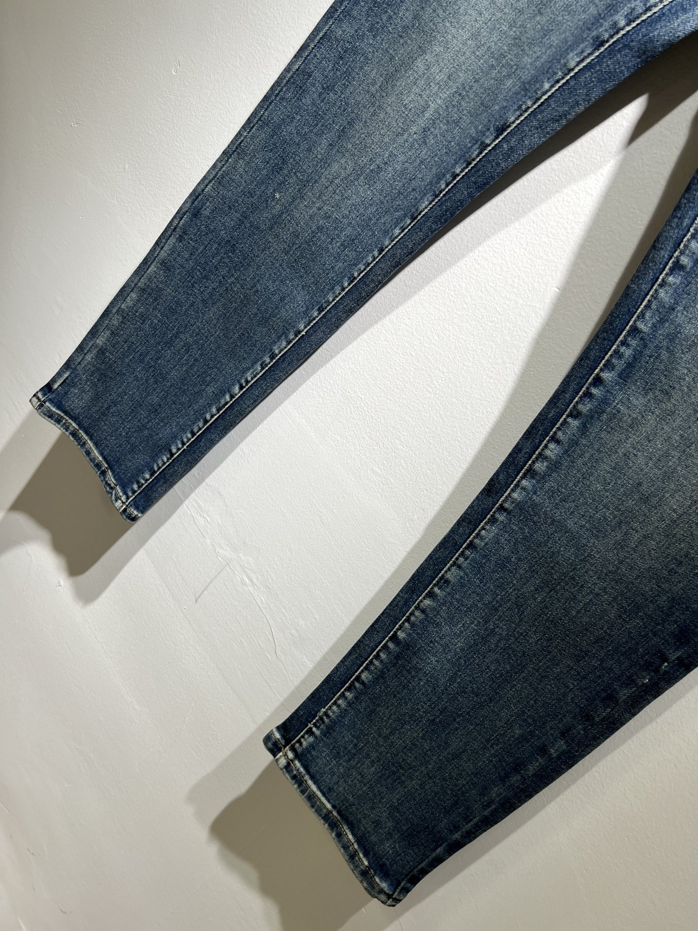   HERM*S   爱*仕 2025春夏男士高端丹宁水洗小直筒牛仔裤 海外贸易公司渠道订单 ！男士修身